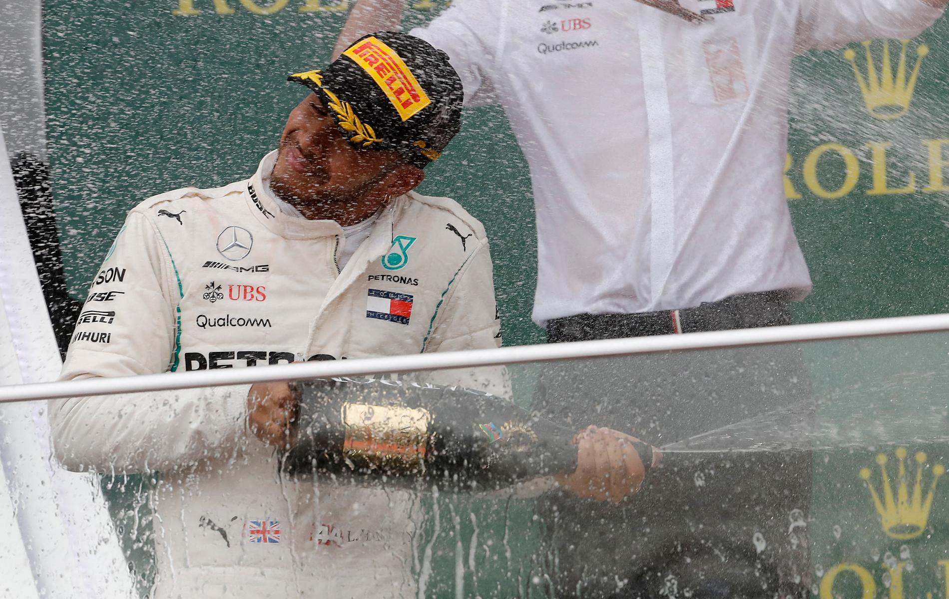 Lewis Hamilton har vunnit fyra VM-titlar och han leder VM 2018. Han har kört för Mercedes sedan 2013 och det sägs att han kan vänta sig ett kontrakt värt 1,2 miljarder kronor - om han inte väljer att lägga av. 