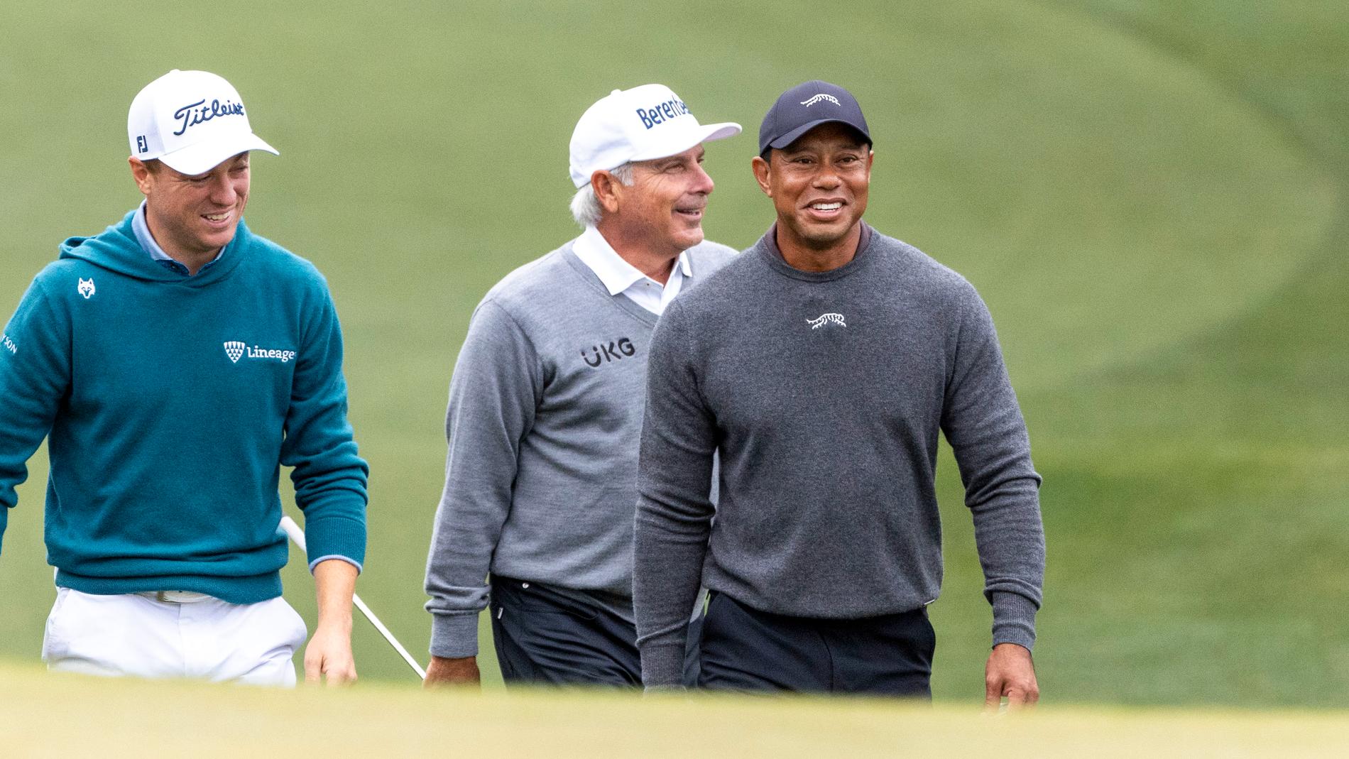 Tiger Woods tränar. Här bredvid Justin Thomas och Fred Cupples.
