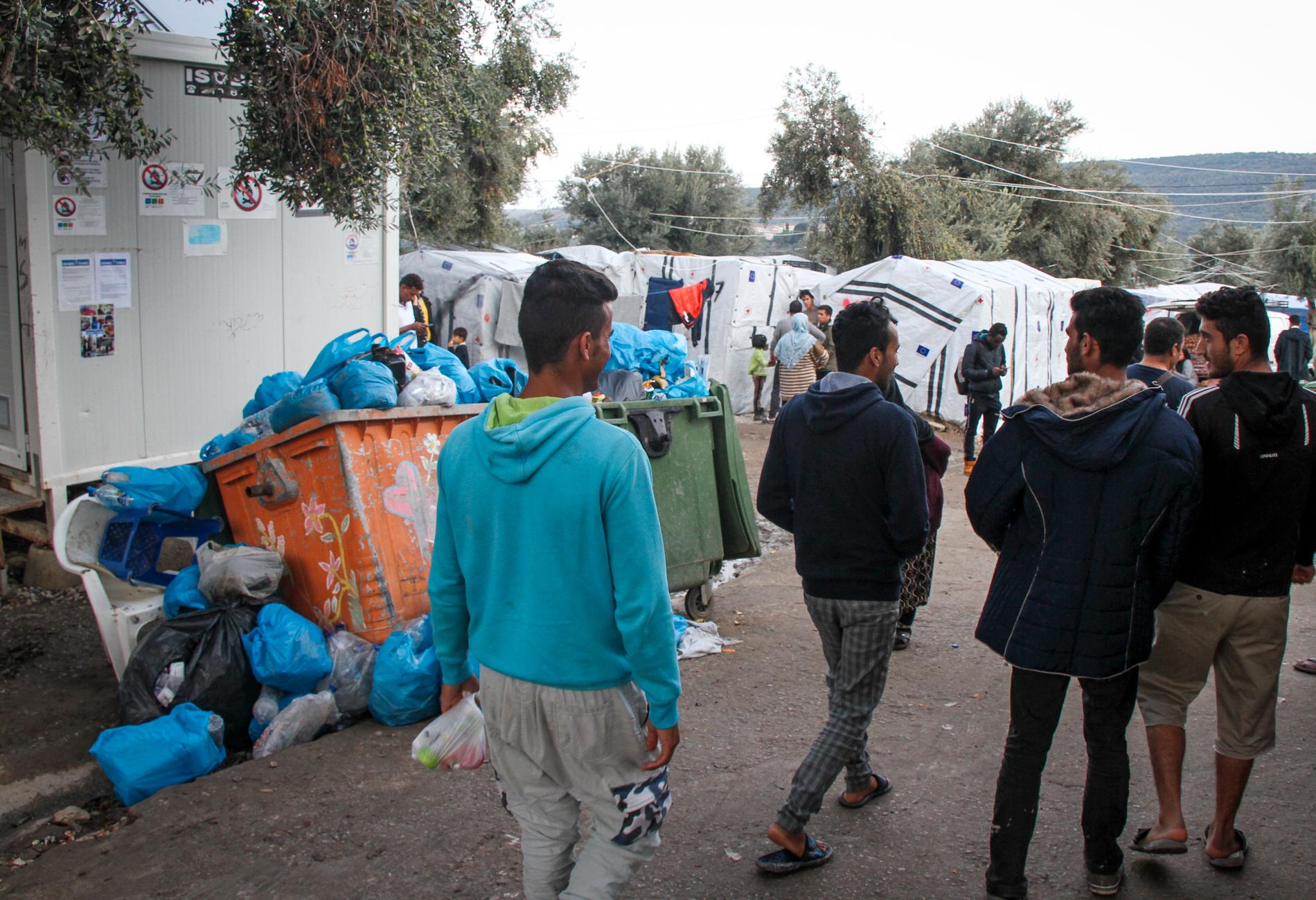 En överfull sopstation. I bakgrunden syns några av FN:s flyktingorgan UNHCR:s boendetält, i flyktinglägret Moria.