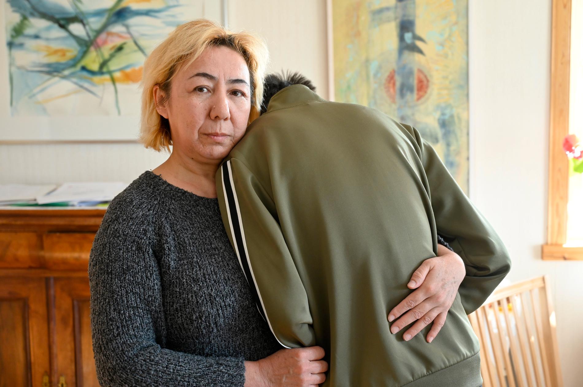 Mira och hennnes 15-årige son som har en lätt utvecklingsstörning, ska utvisas till Kazakstan. 