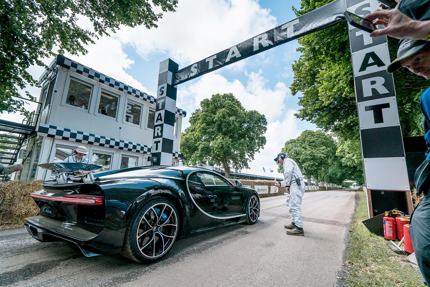 Nya superbilen Bugatti Chiron står startberedd för att tackla Hill Climben.
