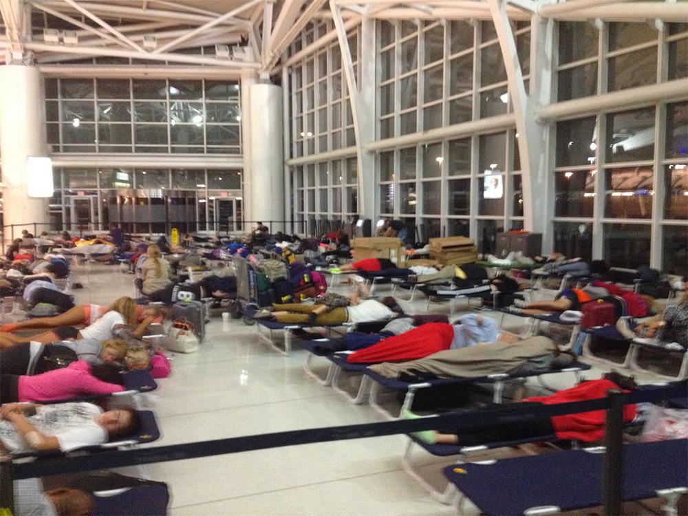 I New York tvingas resenärer sova på tältsängar i väntan på avgång.