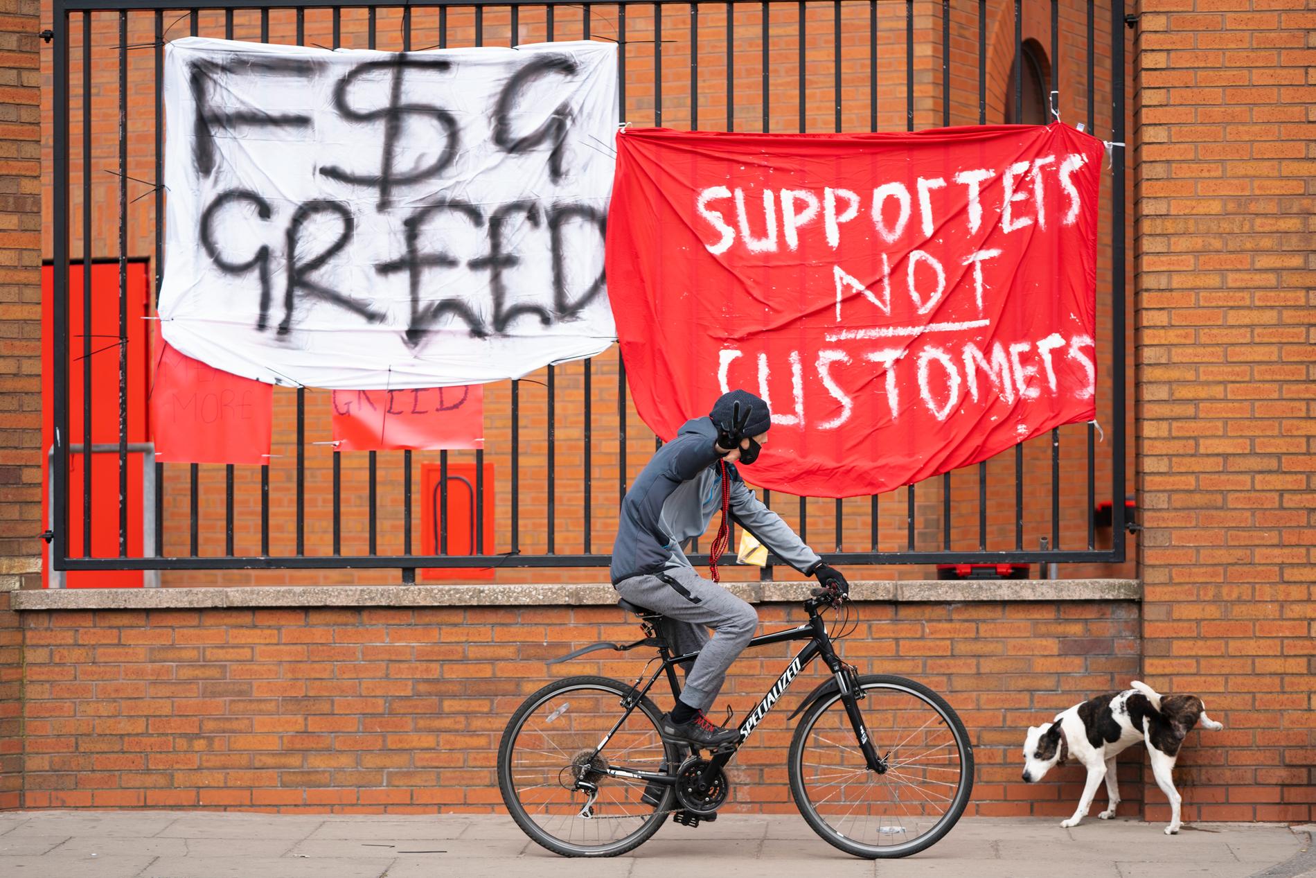 Protester utanför Liverpools hemmaarena Anfield i samband med planerna på en europeisk superliga i fotboll i april 2021.