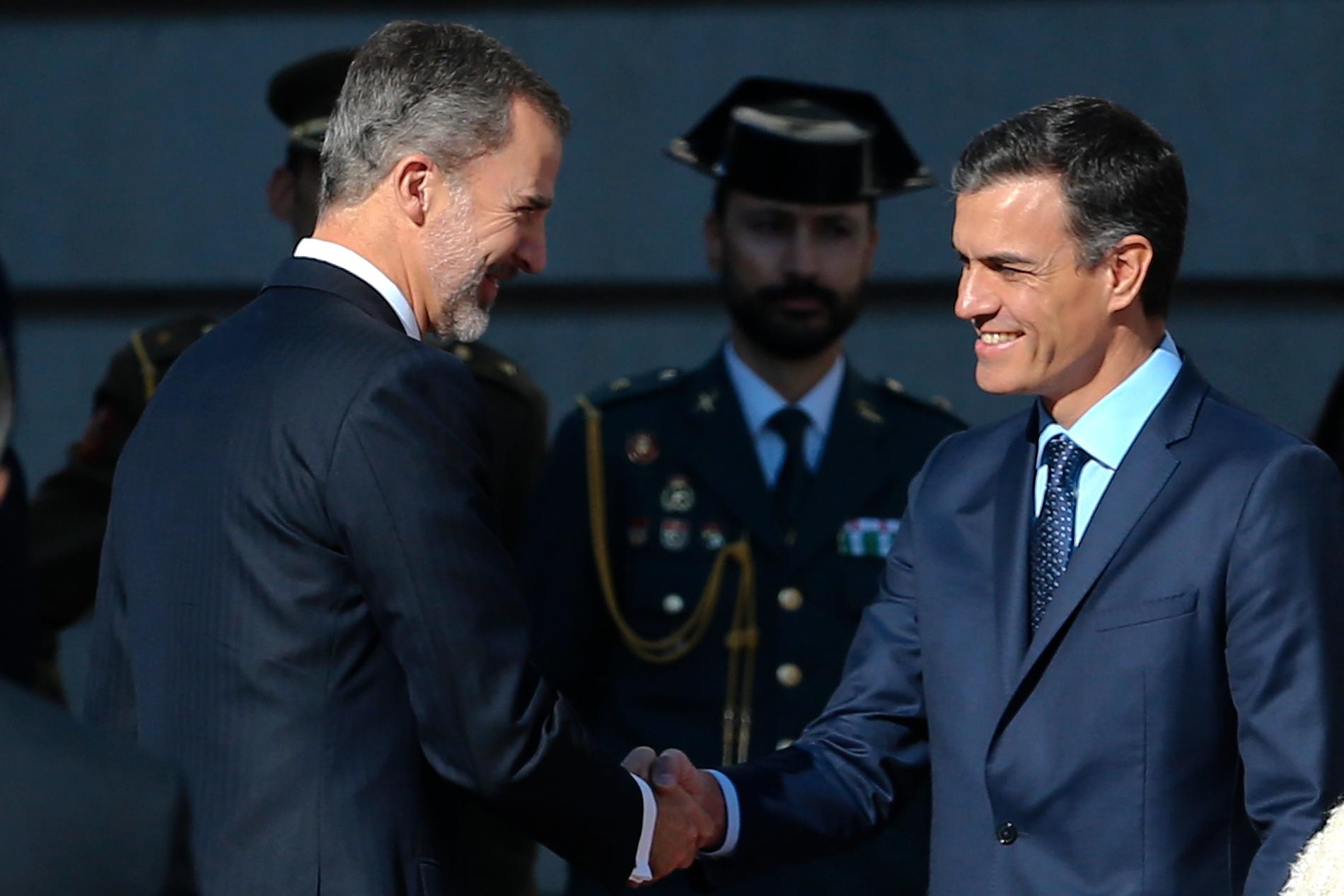 Spaniens kung Felipe VI (till vänster) har utsett socialistledaren Pedro Sánchez till regeringsbildare. Arkivbild.