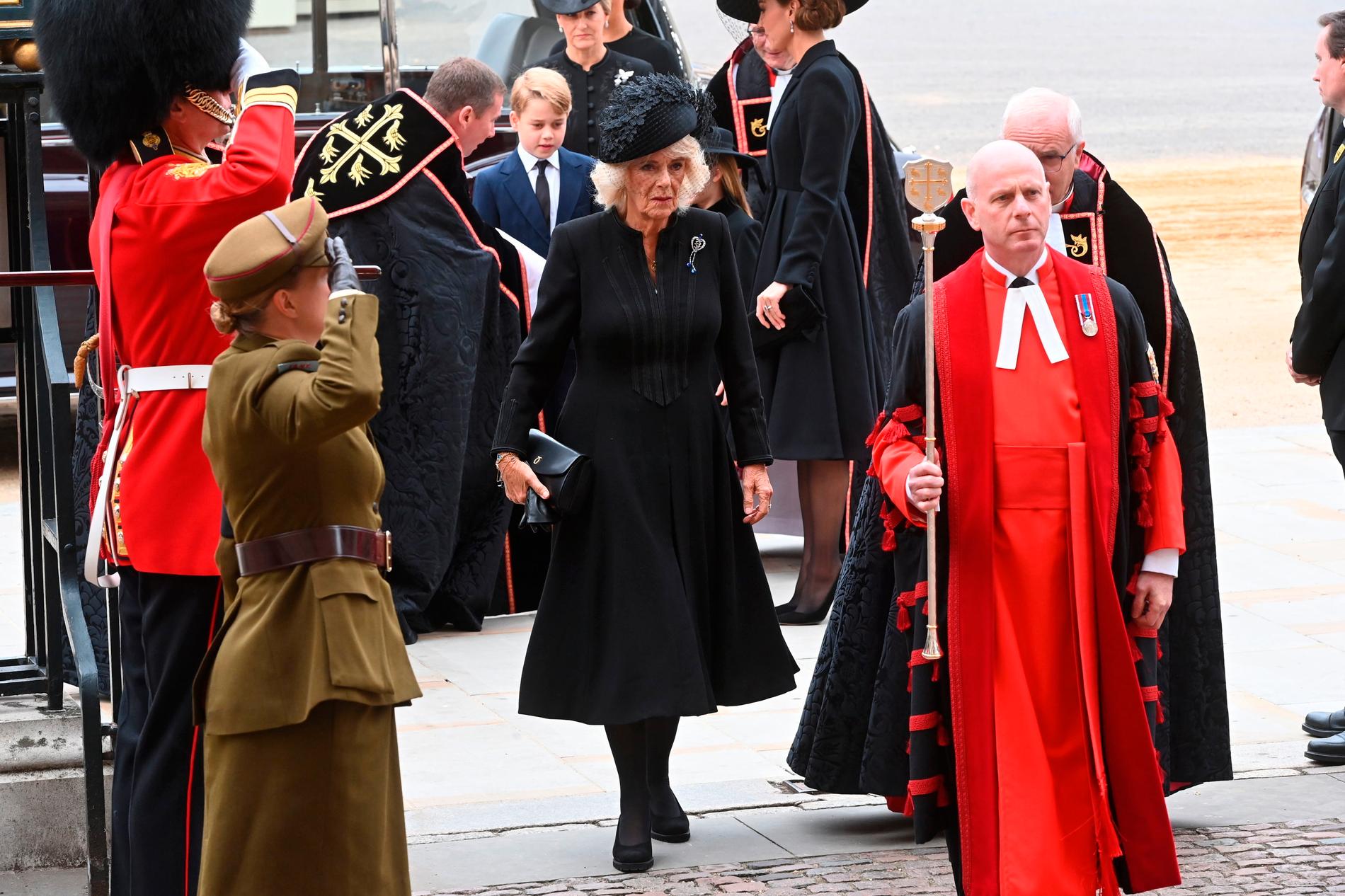 Camilla, drottninggemål, anländer till Westminster Abbey. 