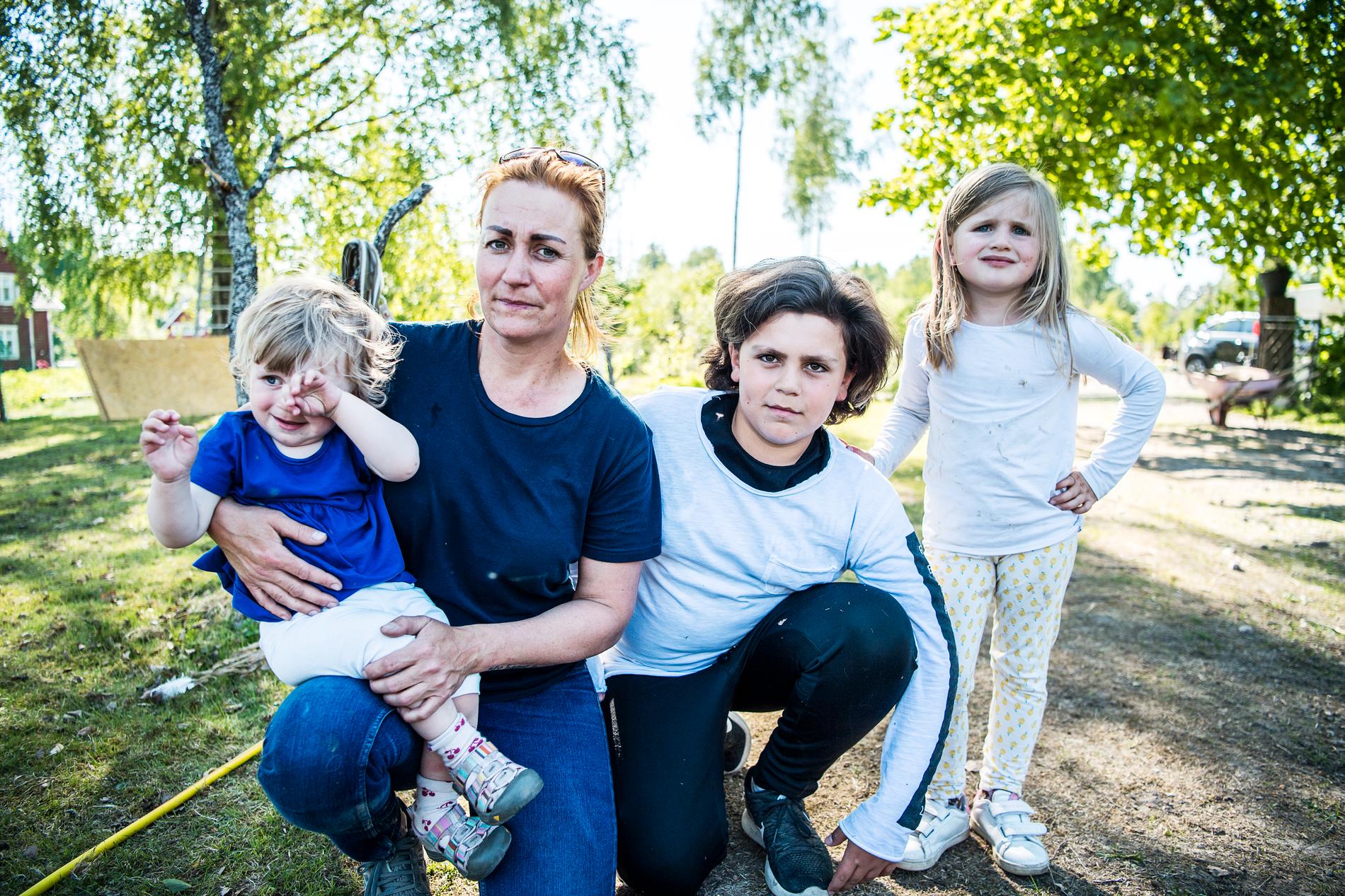 ”Myggbetten blir som kulor som exploderar”, berättar Johanna Andersson, här med barnen Ottilia, 1, Tolga, 11, och Cornelia, 4.