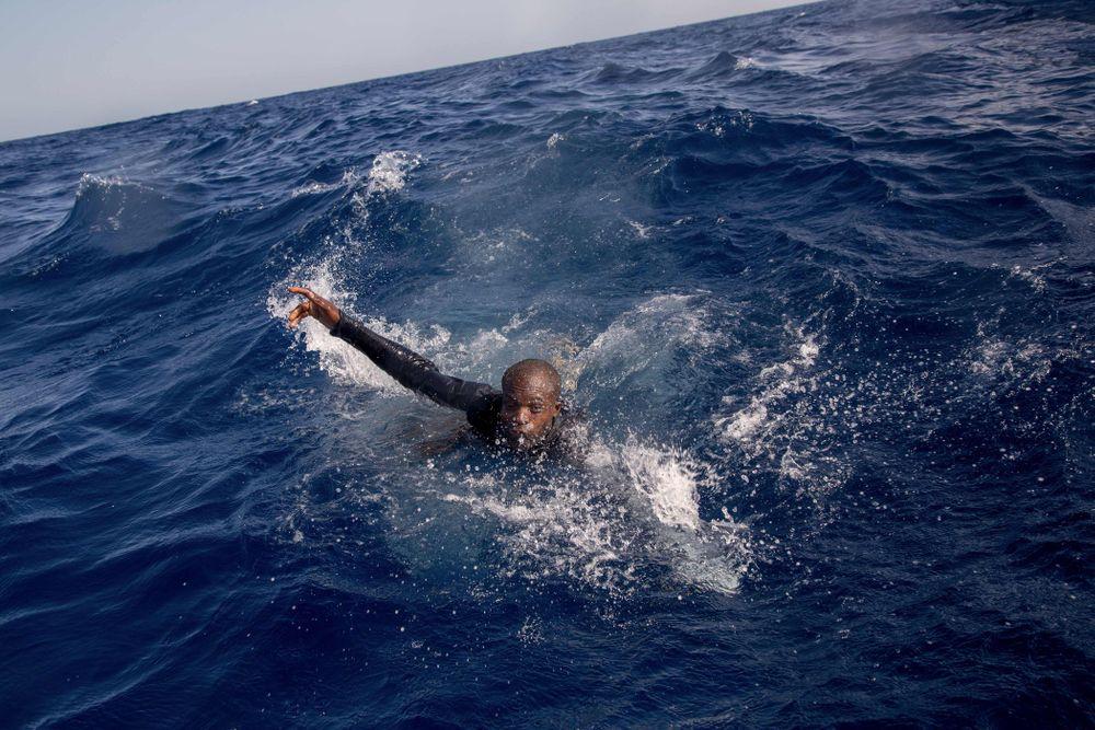 Fotografen Alessio Paduano fick följa med inbäddad med den tyska icke-statliga räddningsorganisationen Sea watch till Medelhavet utanför den libyska staden Tripoli den 6 november. Då vittnade han om hur den libyska kustbevakningen lät flera migranter drukna i havet