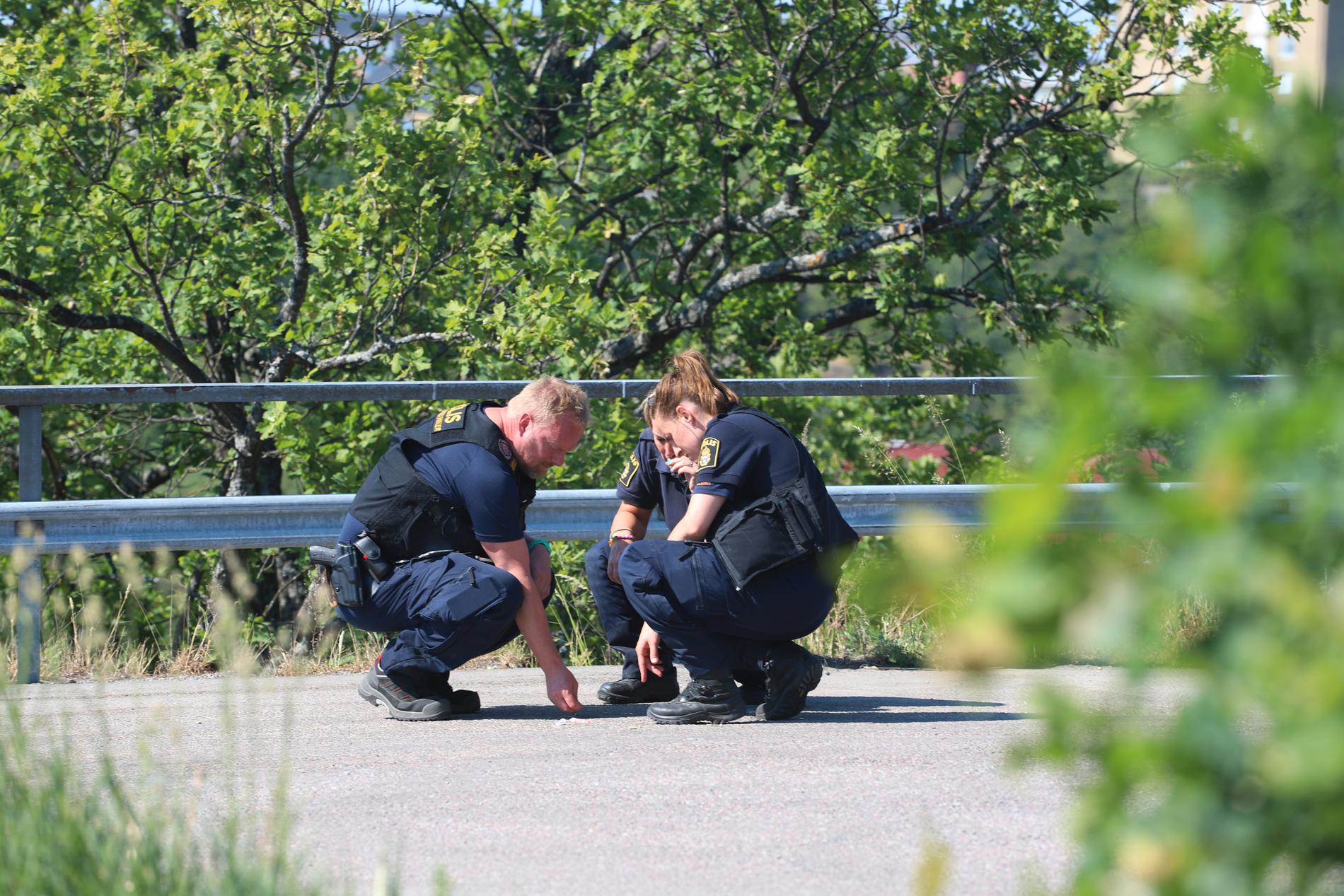 Brottsplatsundersökning i Hagalund där en ung man blev skjuten.