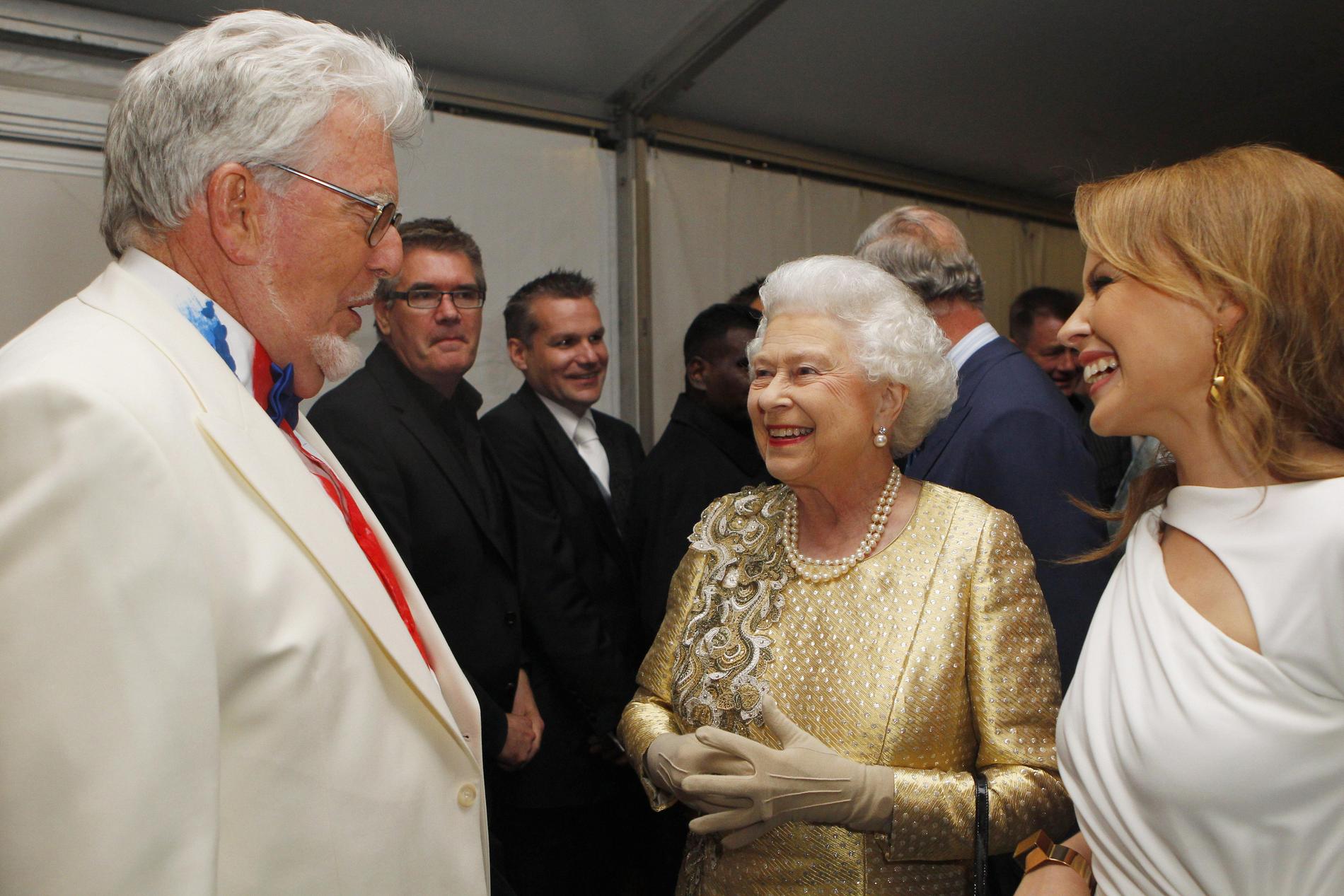 Drottning Elizabeth II möter Rolf Harris och Kylie Minogue backstage på The Diamond Jubilee Concert 2012. 