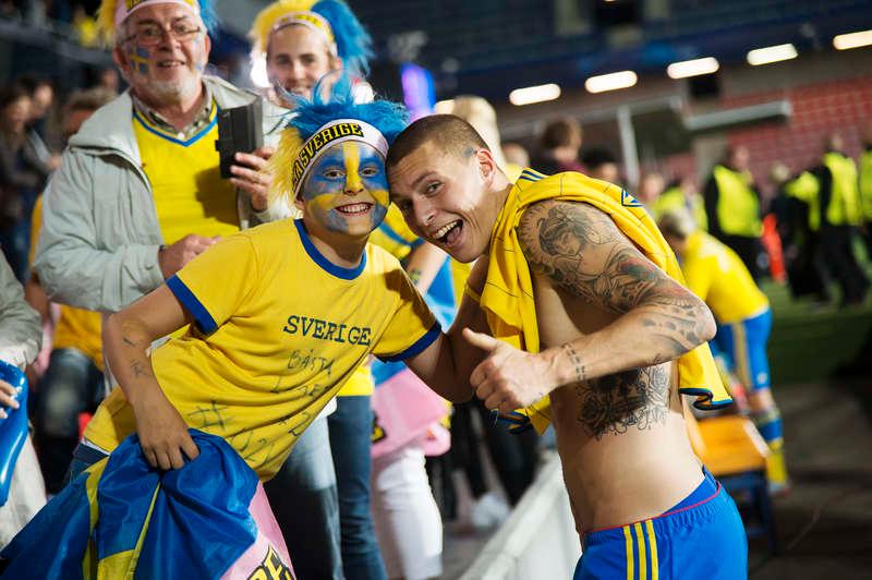 En glad supporter med en lika glad Victor Nilsson Lindelöf.