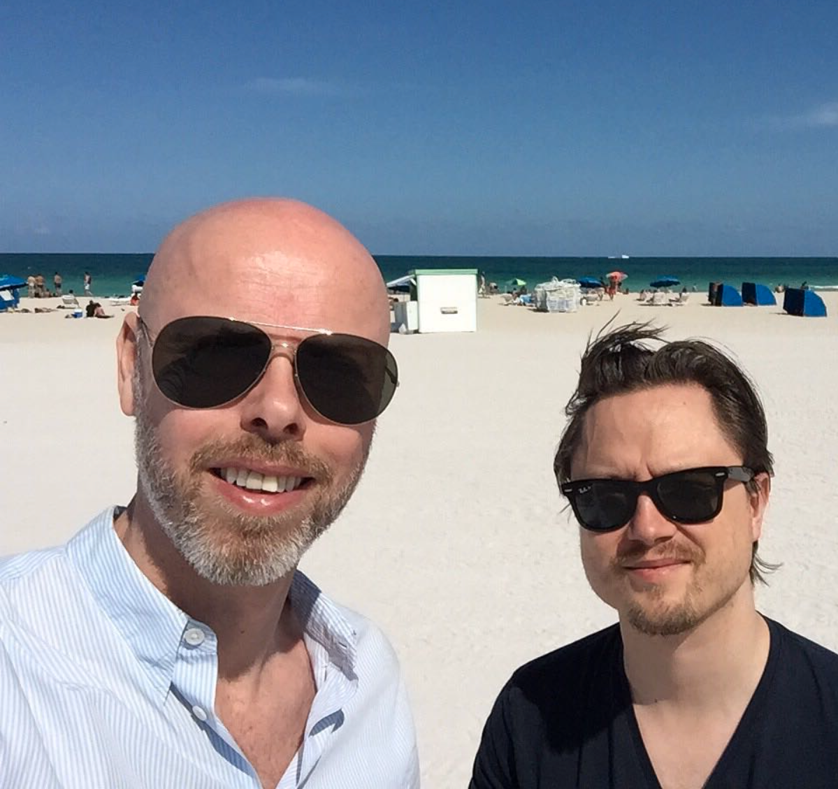 Två muppar på en strand. Anders Nunstedt och Markus Larsson på South Beach i Miami i samband med Beyoncés turnépremiär 2016.