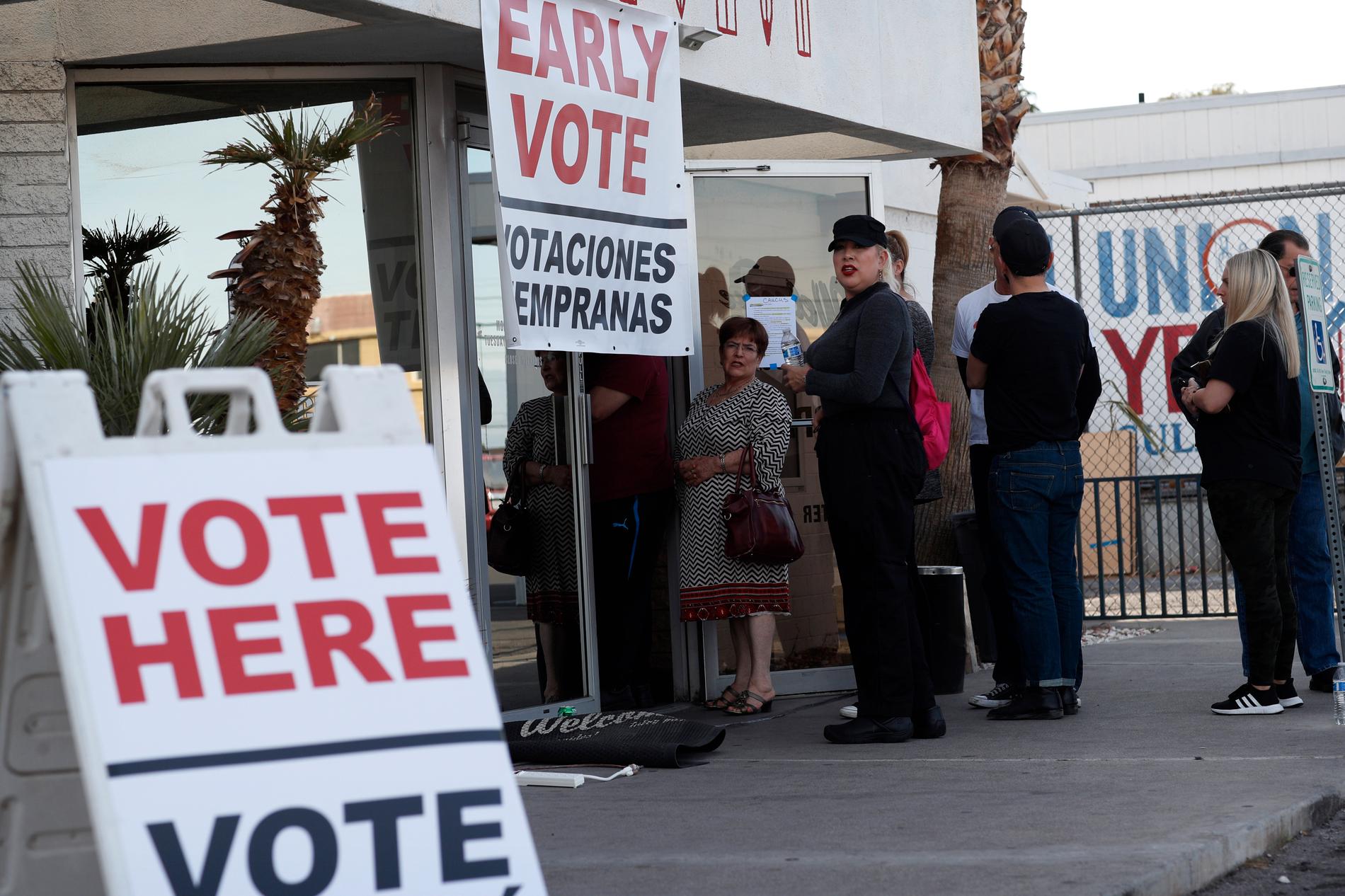Väljare köar för att förtidsrösta i Nevada, där Demokratiska partiet håller nomineringsmöten på lördag.