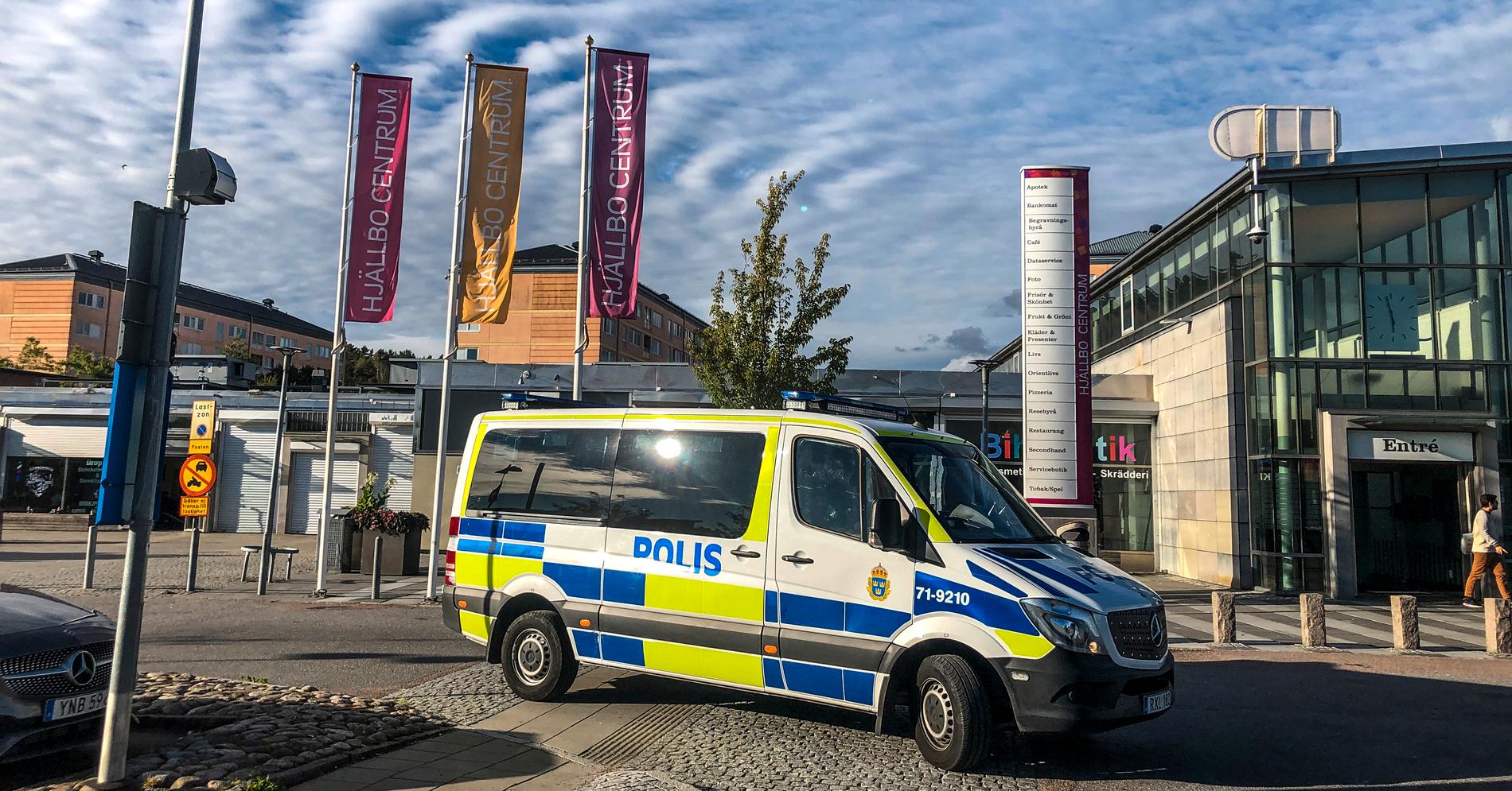 Polisen har ökat sin närvaro i Göteborgsförorten Hjällbo sen kriminella gäng upprättat vägspärrar. 