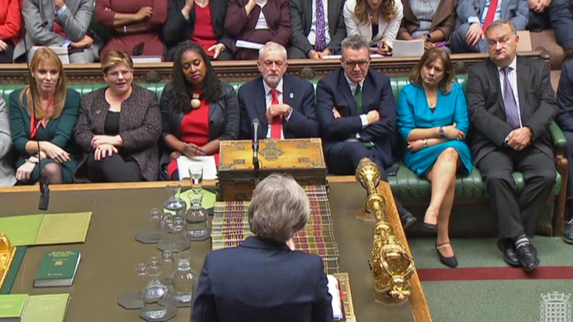 Premiärminister Theresa May i det brittiska parlamentet på torsdagen. På andra sidan bordet den brittiska oppositionen med Labourledaren Jeremy Corbyn i mitten.