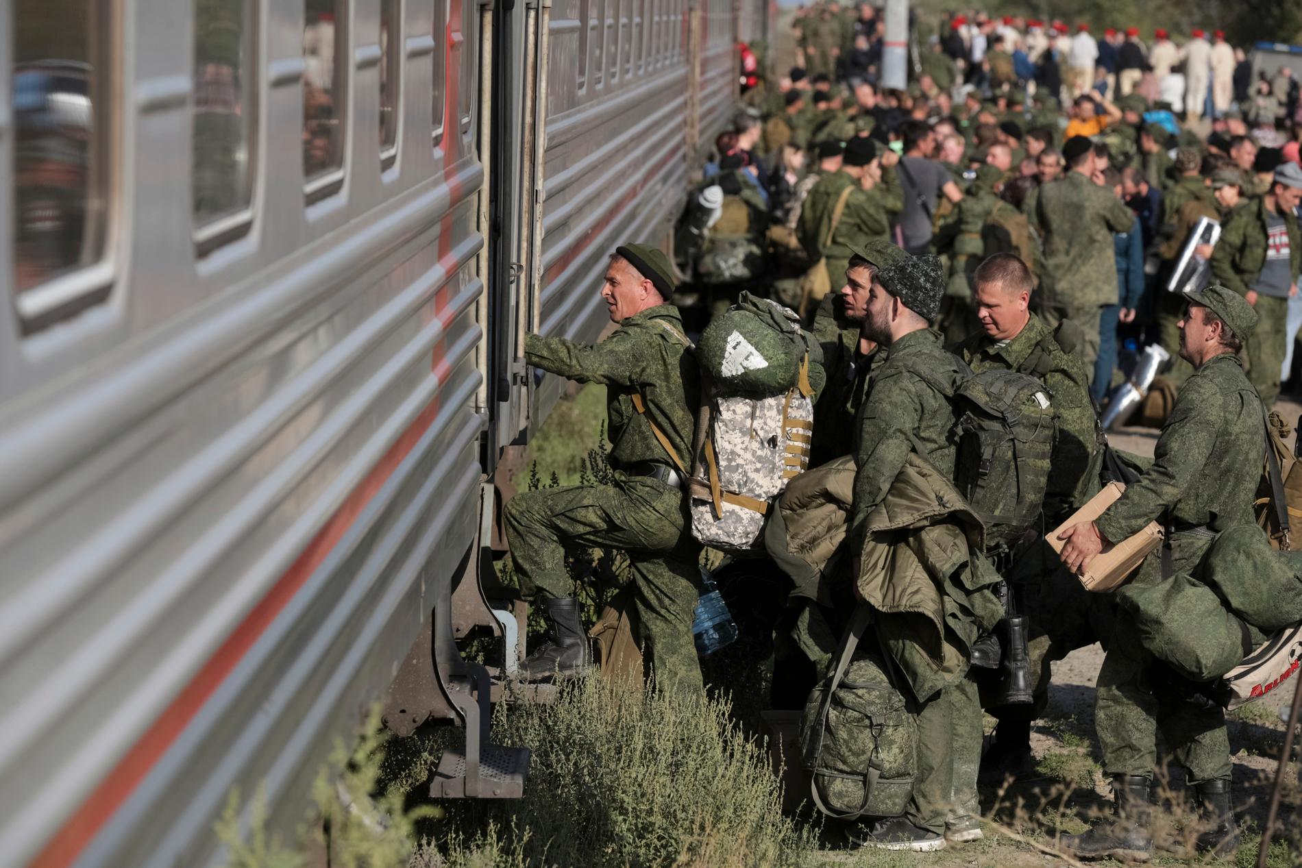 Ryska rekryter går ombord ett tåg i Prudboi i regionen Volgograd. Bild från den 29 september.