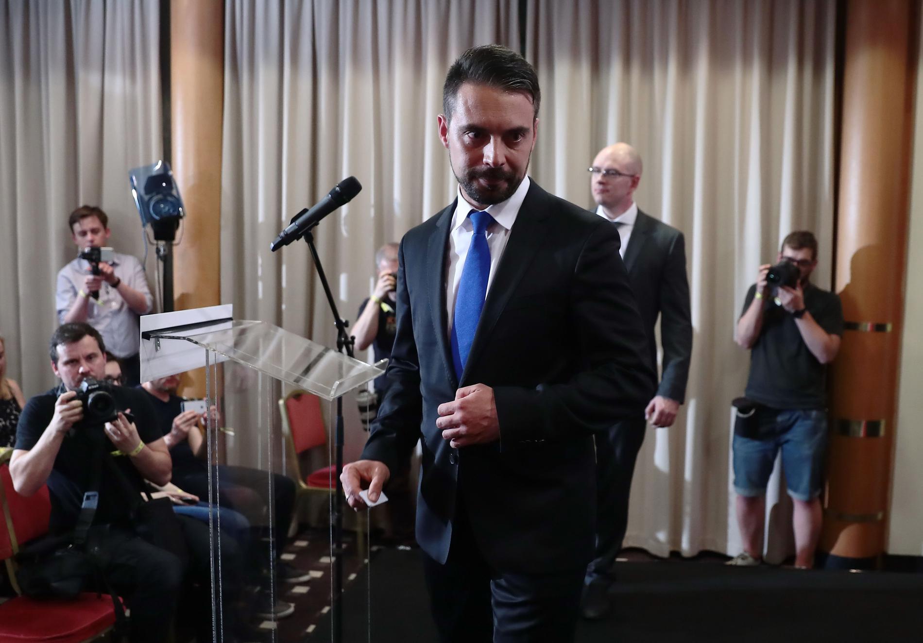 Gábor Vana, ledare för Jobbik, meddelade när valresultatet stod klart att han lämnar sin post.