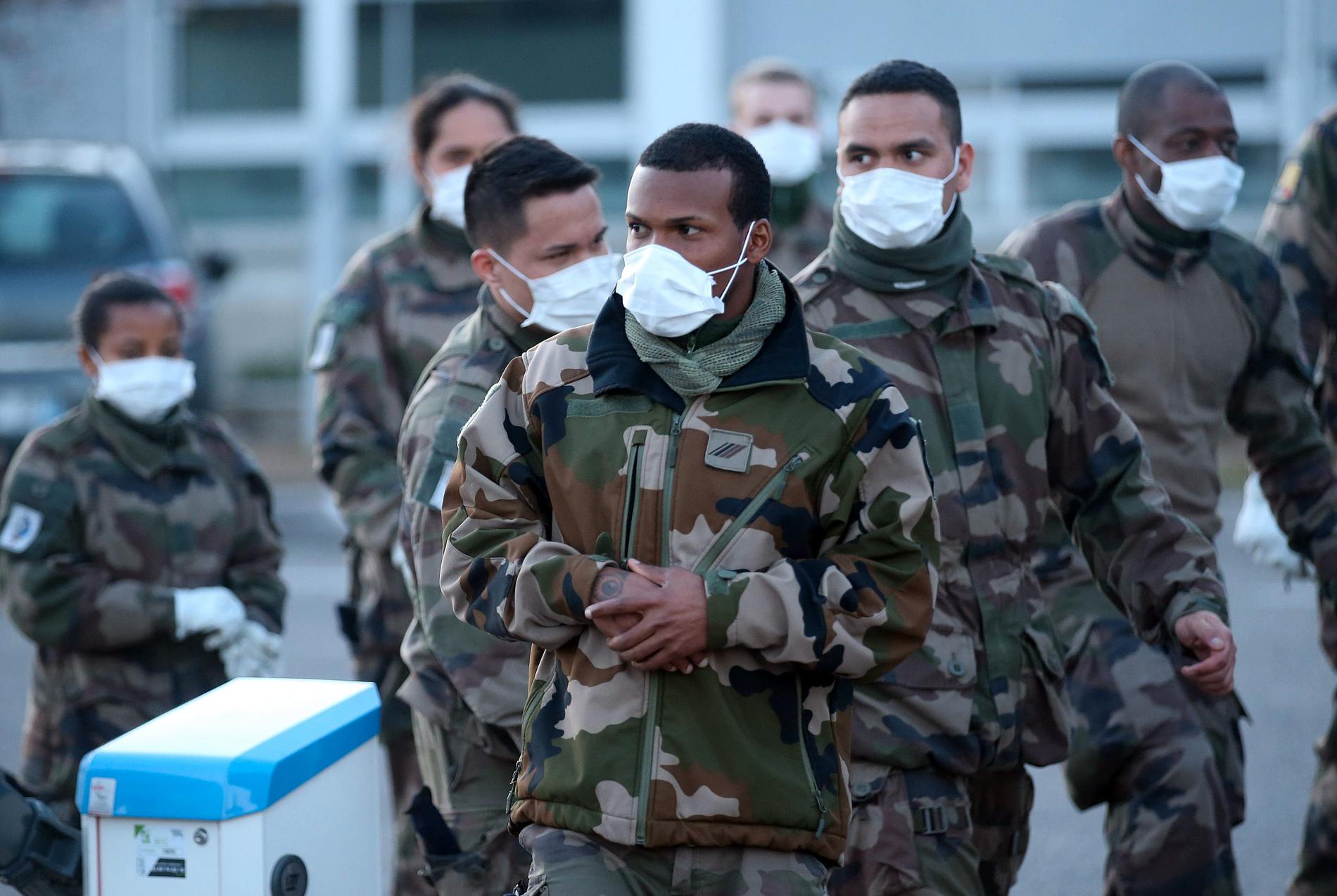 MULHOUSE, FRANKRIKE Soldater bär munskydd vid byggande av fältsjukhus i Mulhouse på måndagen.