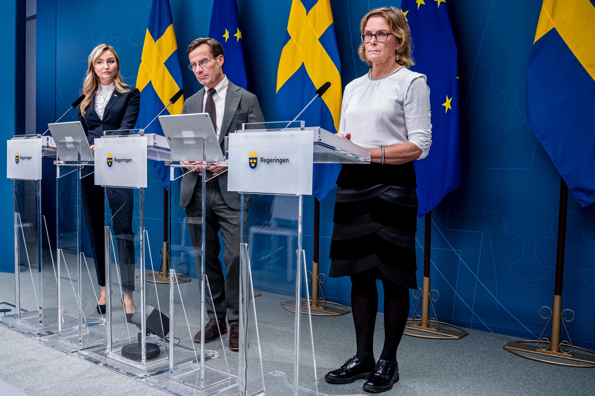 Energi- och näringsminister Ebba Busch (KD), statsminister Ulf Kristersson (M) och Svenska kraftnäts generaldirektör, Lotta Medelius-Bredhe, håller en pressträff om högkostnadsskydd för höga elpriser i oktober förra året.