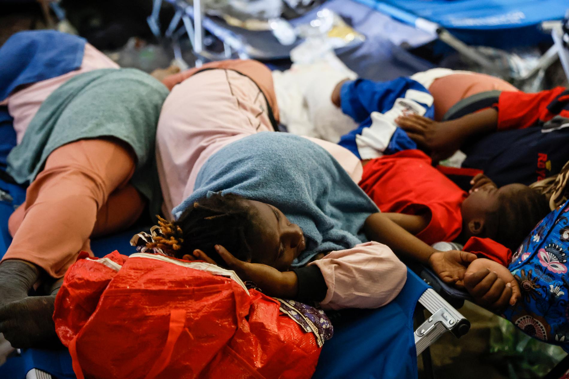 Migranter sover utanför det överfulla mottagningscentret på den italienska ön Lampedusa.