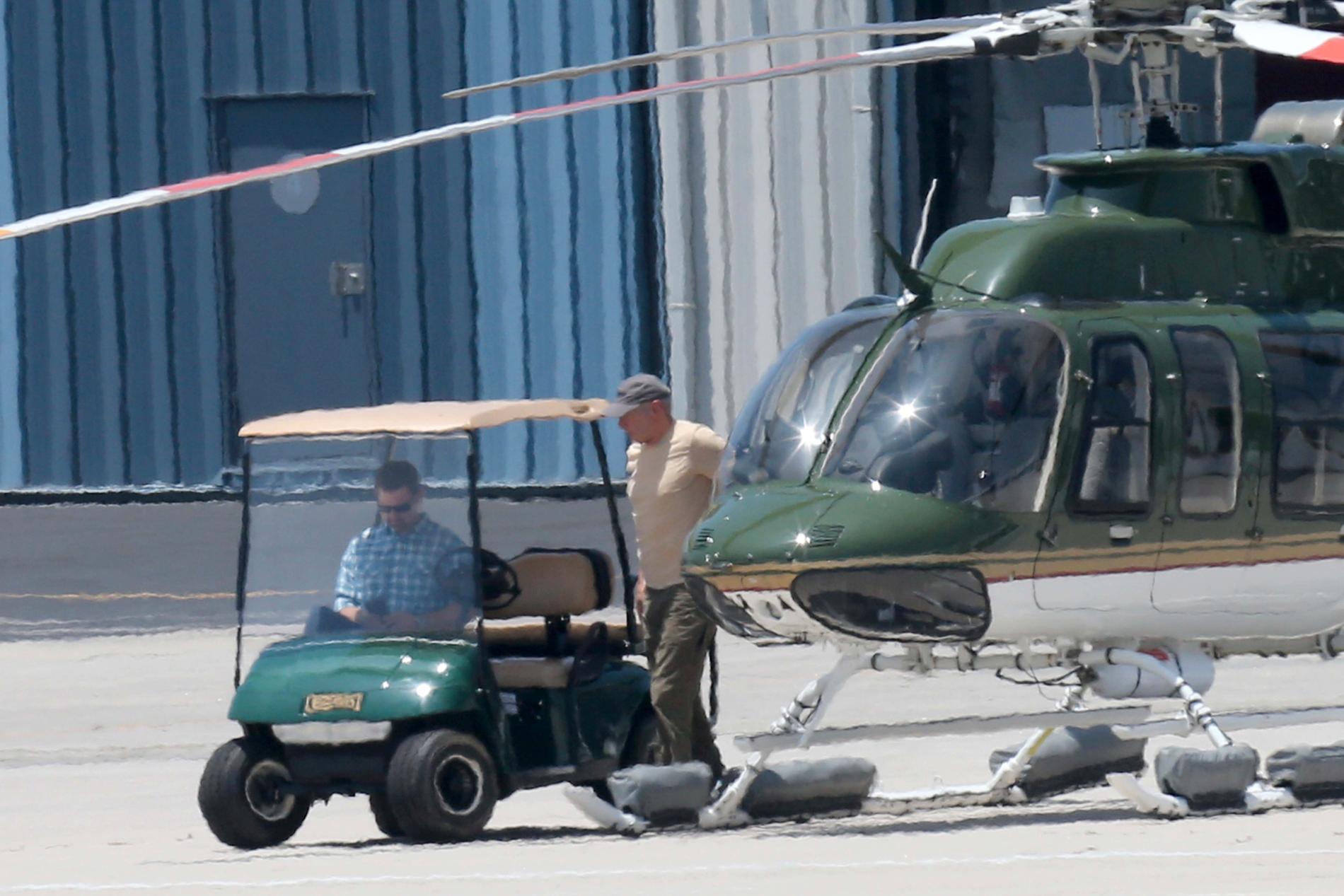 Harrison Ford ses ämna sin helikopter på Santa Monica airport i Kalifornien efter den lyckade comebackflygningen igår.