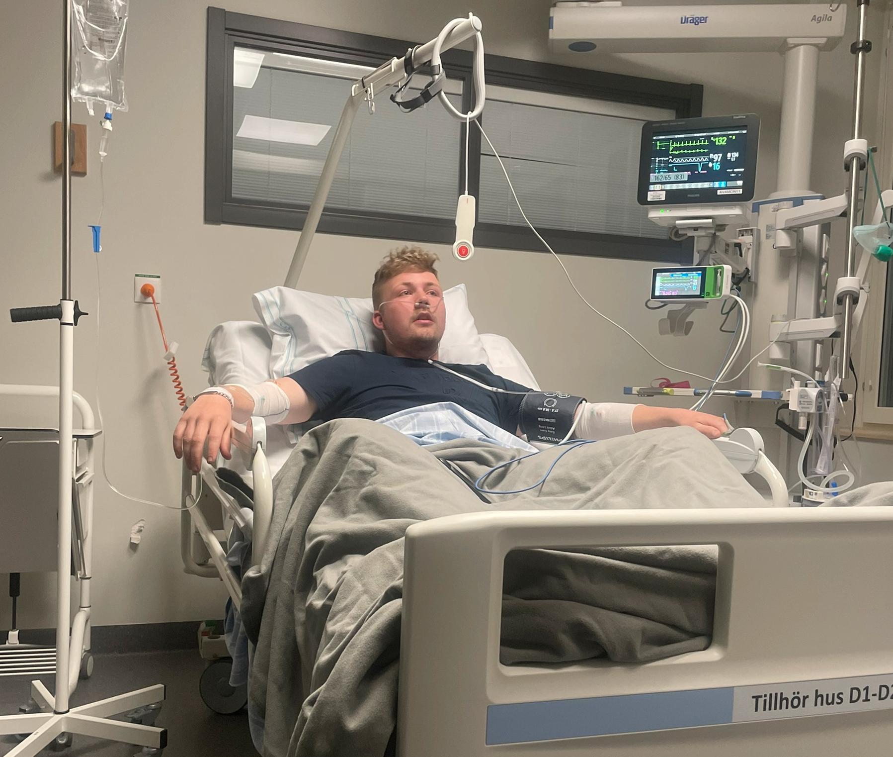 Erik Lindbom på sjukhuset efter den allergiska reaktionen. 