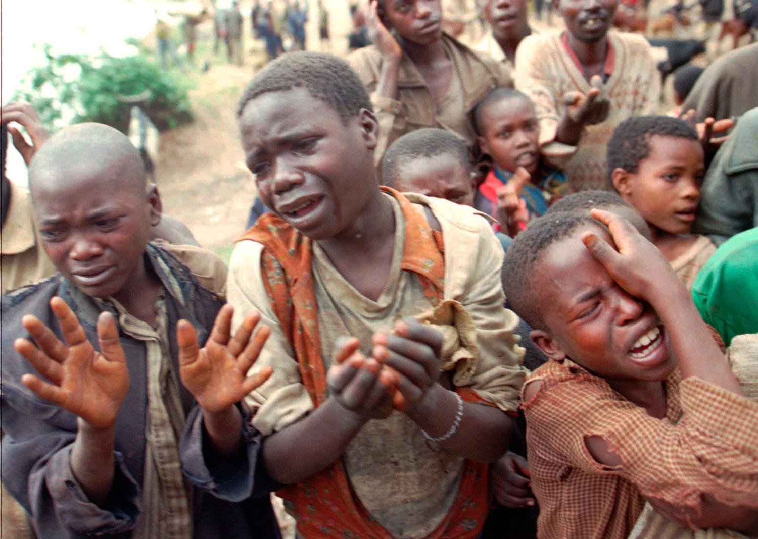 Inbördeskriget i Rwanda 1994. Tre rwandiska barn ber om att få korsa gränsen till dåvarande Zaire.