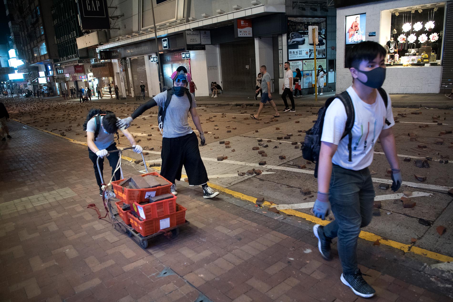 Gatorna i centrala Hongkong påminner om en krigszon.