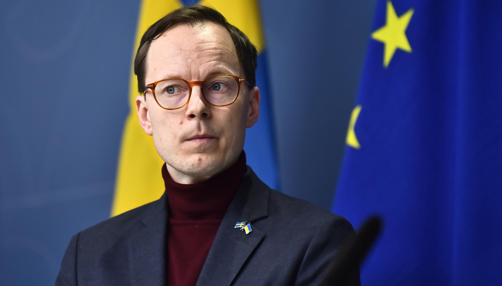 Utbildningsminister Mats Persson (L) är orolig för universiteten.