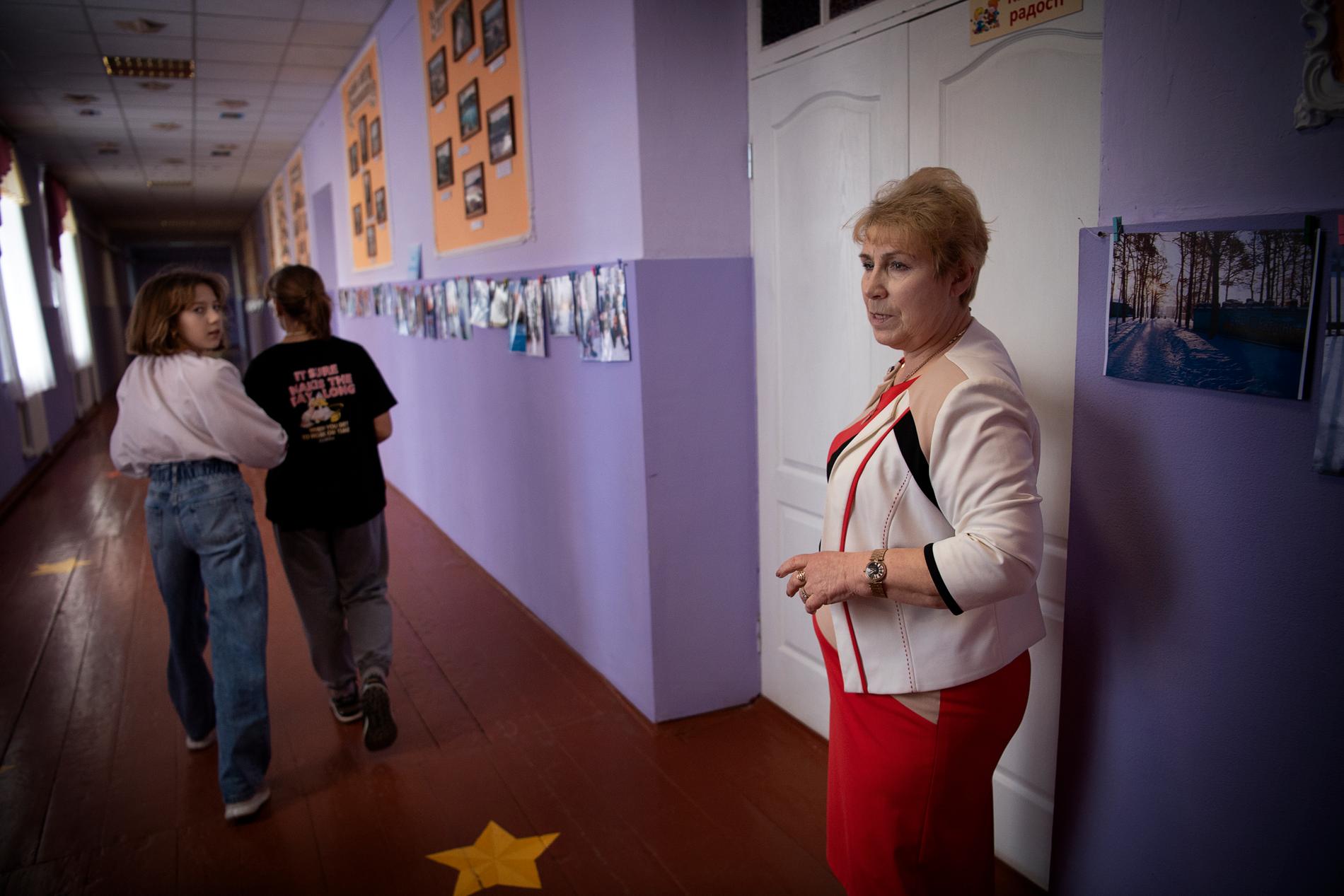 Rektor Natalia Mykolagivna försöker hon skydda barnen från storpolitiken. Men en evakueringsplan för skolan finns: ”Självklart”. 