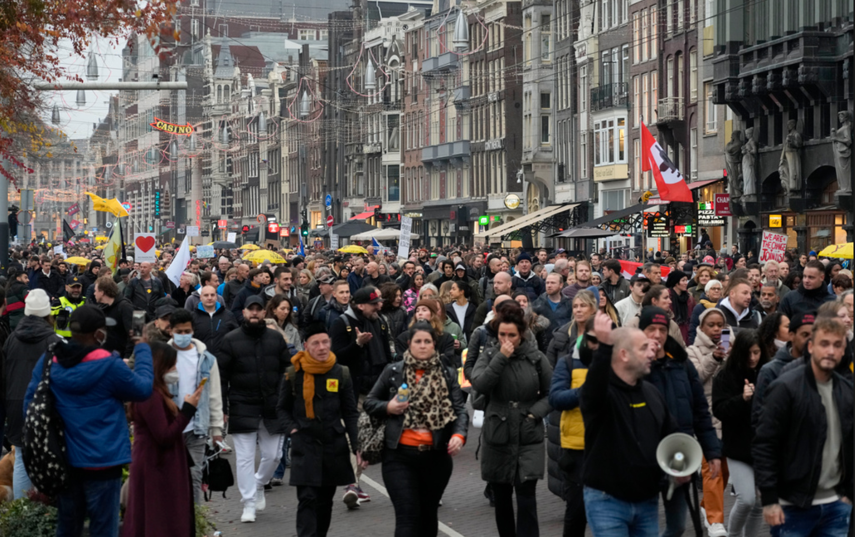 Människor demonstrerade i Amsterdam, trots att arrangörerna vädjat till deltagarna att stanna hemma efter de kaotiska protesterna i Rotterdam på fredagen.