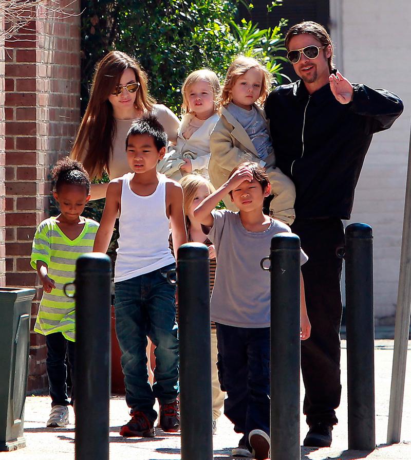 Angelina Jolie ute på en promenad med familjen.