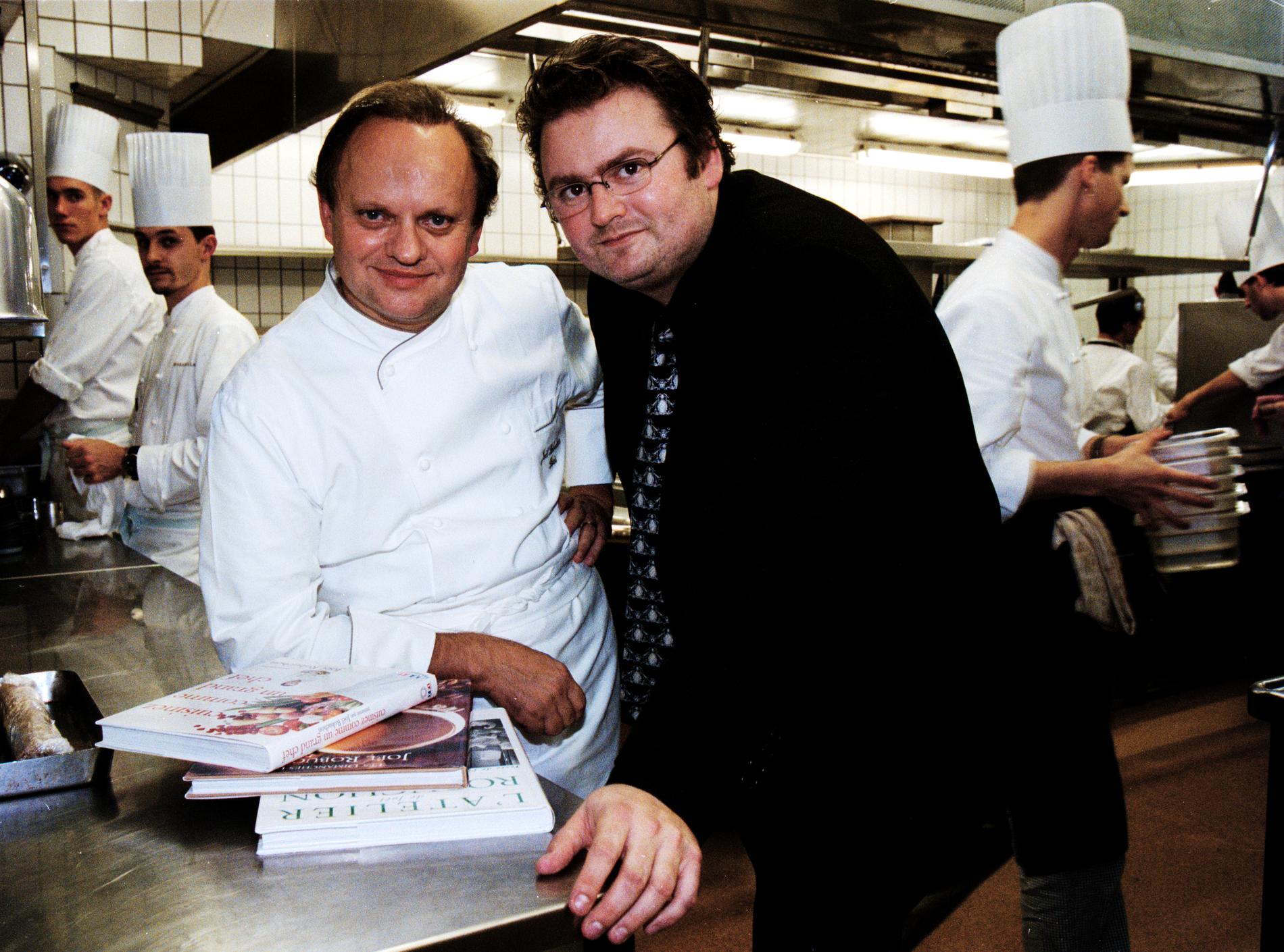 När Adam Alsing fyllde 30 år 1998 fick han en kvälls praktik i Operakällarens kök i present. Här tillsammans med kocken Joel Robuchon.