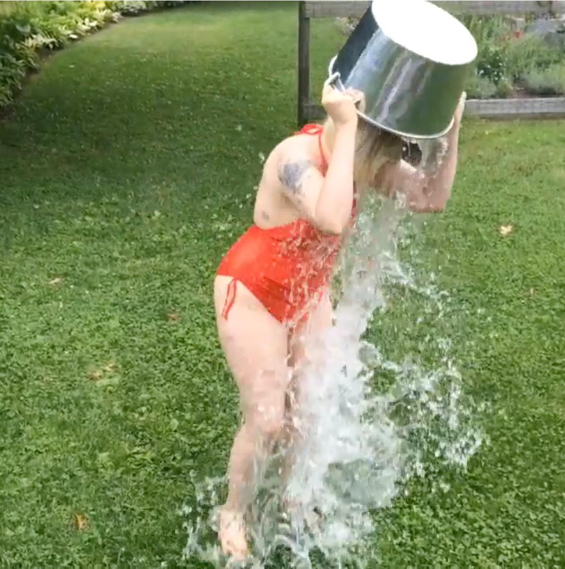 Lena Dunham med iskallt vatten över huvudet.