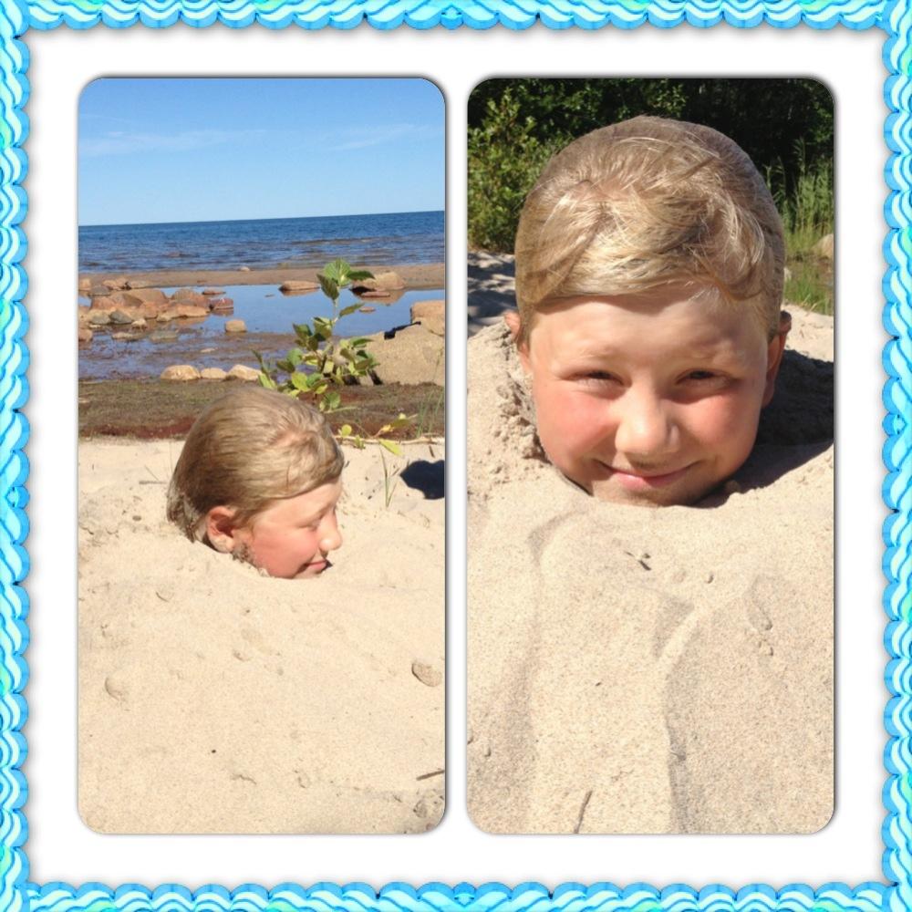 Min son Erik ville bli nedgrävd i sanden.