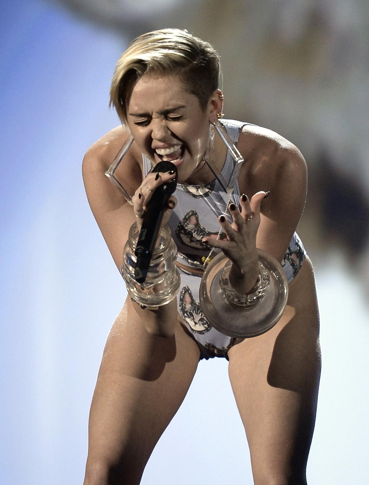 Miley Cyrus är årets artist.