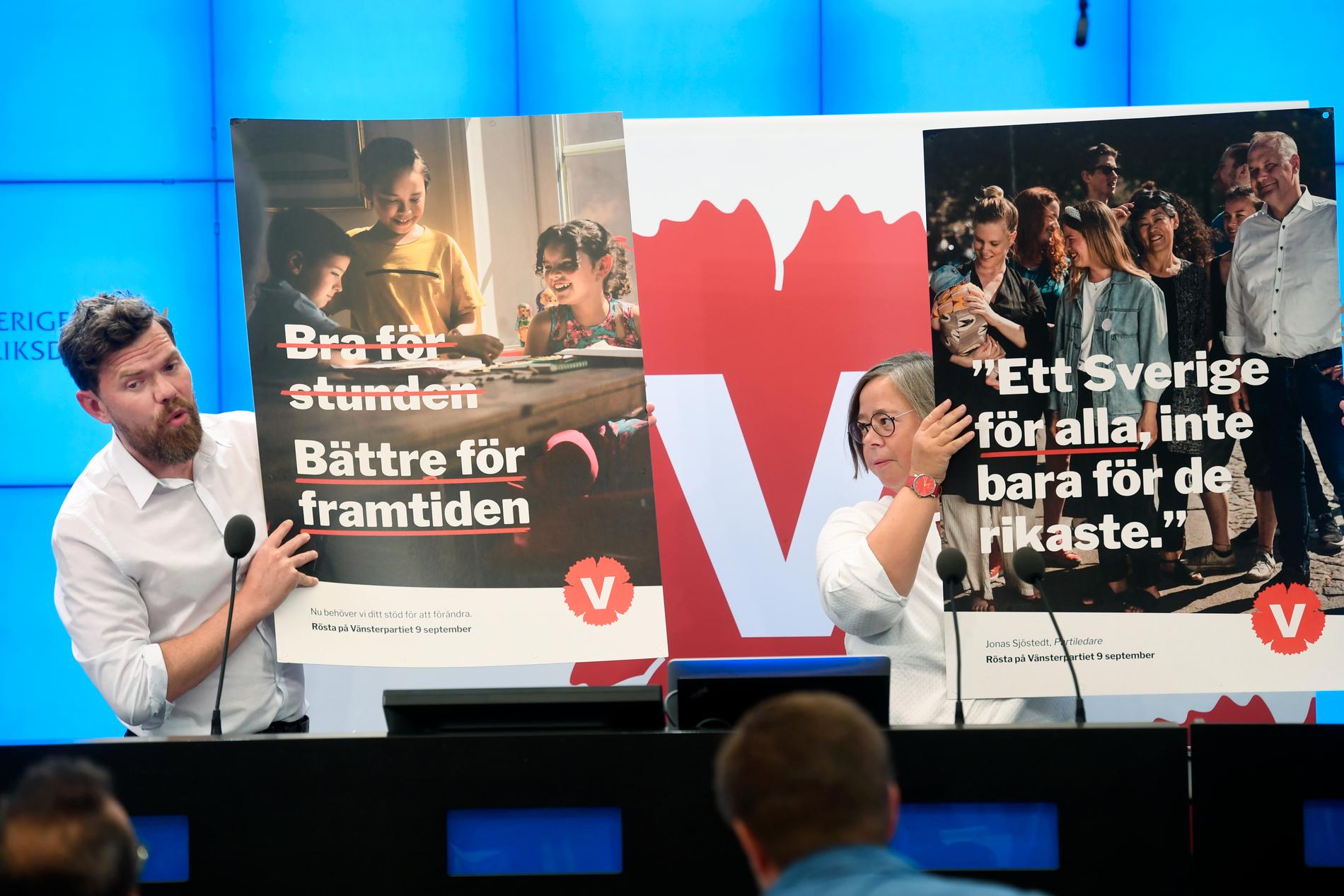 Vänsterpartiets partisekreterare Aron Etzler och kommunikationschef Marie Antman presenterade partiets valaffischer och valprofil under en pressträff i riksdagens presscenter i Stockholm.