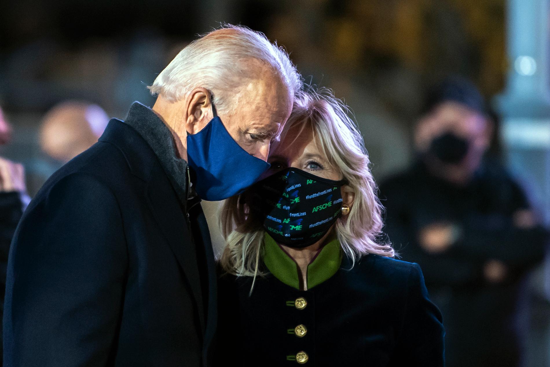 Joe Biden och hans fru Jill Biden på väg upp på scen under ett drive in-möte på måndagen. 