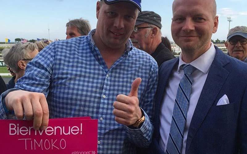 Solvallas sportchef Markus Myron delade ut en rosa biljett, och därmed en inbjudan till Elitloppet, till Timoko och stjärnhästens tränare Richard Westerink