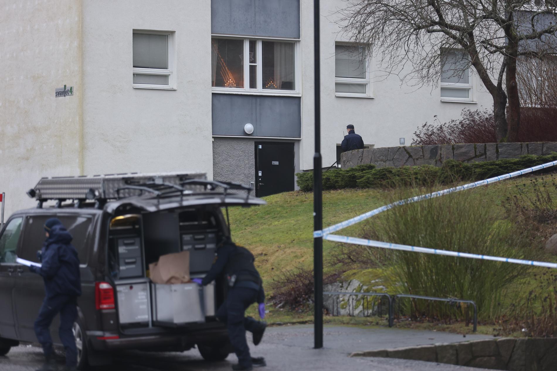 Polisens tekniker på plats vid flerfamiljshuset i Grimsta efter explosionen den 2 januari.