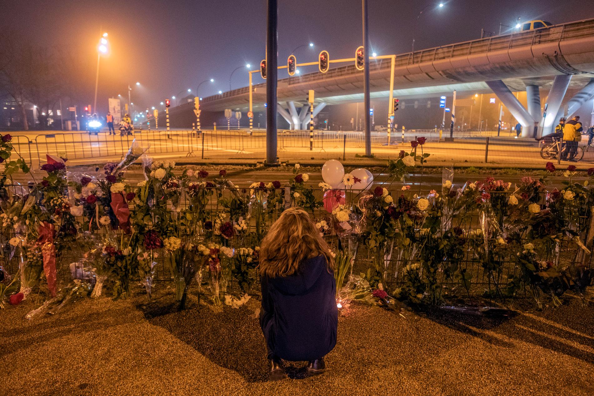 En kvinna lägger ned blommor vid platsen för attacken i Utrecht i Nederländerna.