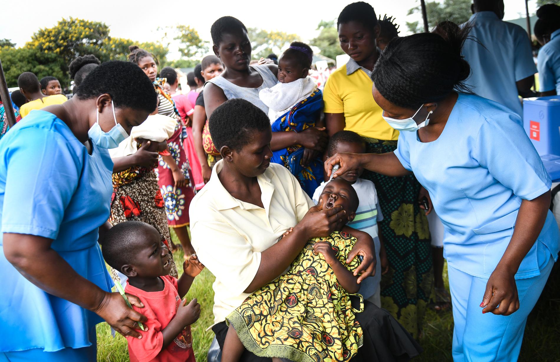 Ett barn får poliovaccin under en vaccinationskampanj i Malawi i mars. Arkivbild.