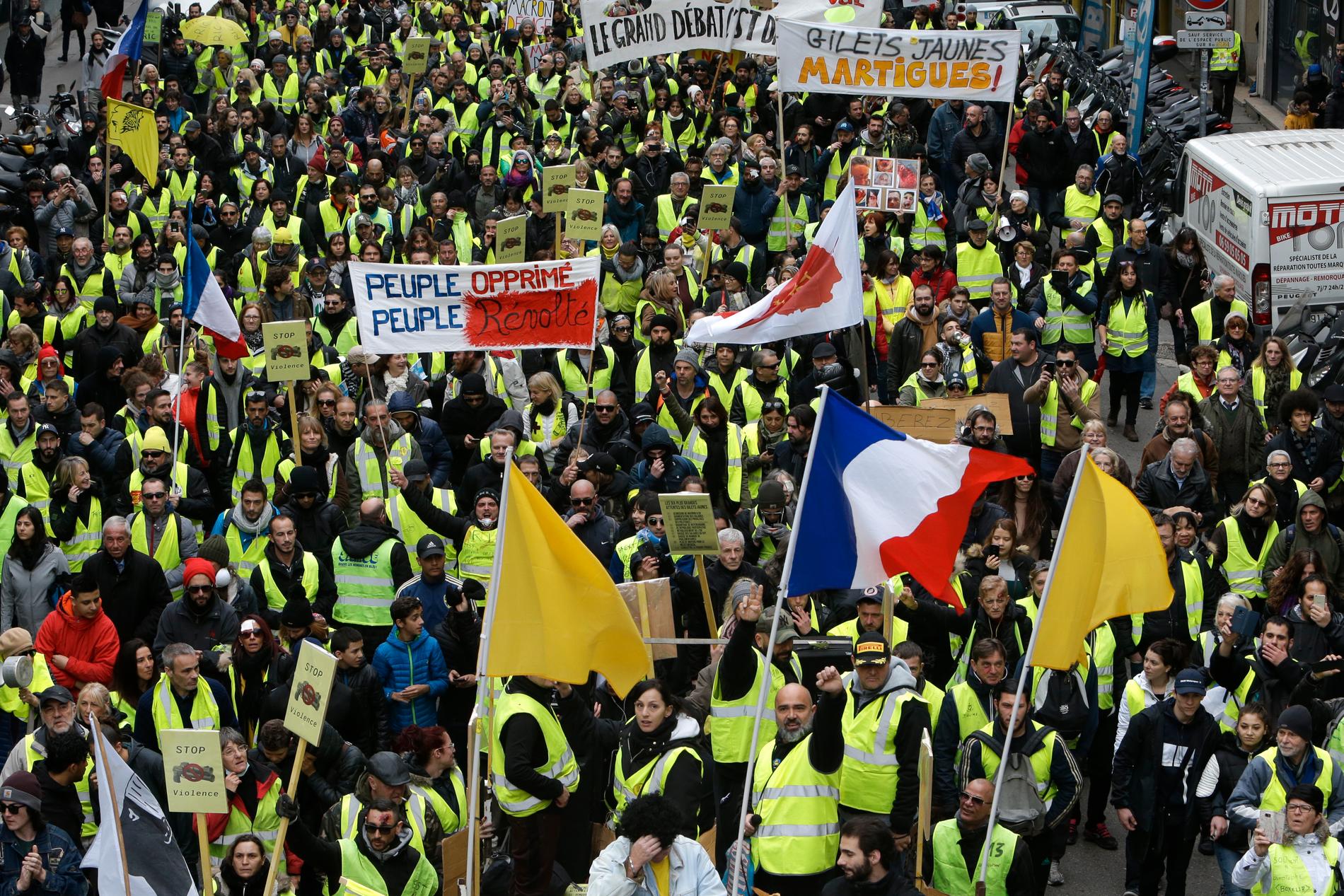 Gula västarna fortsätter att demonstrera i Frankrike. Här en bild från Marseille den gångna helgen.