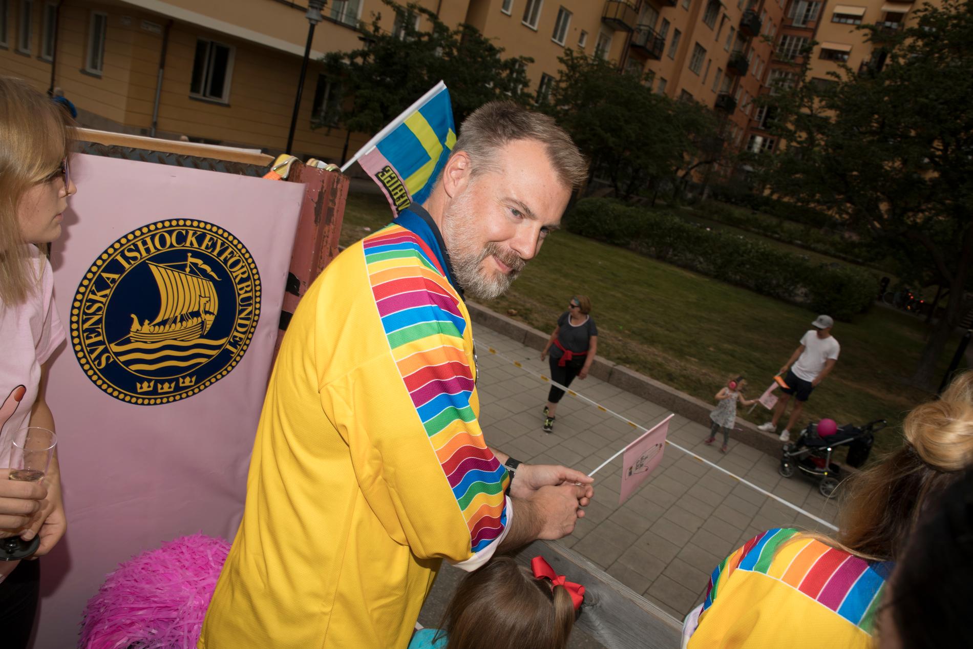 Rikard Grönborg deltog i årets Pridetåg på Sportbladets flak.