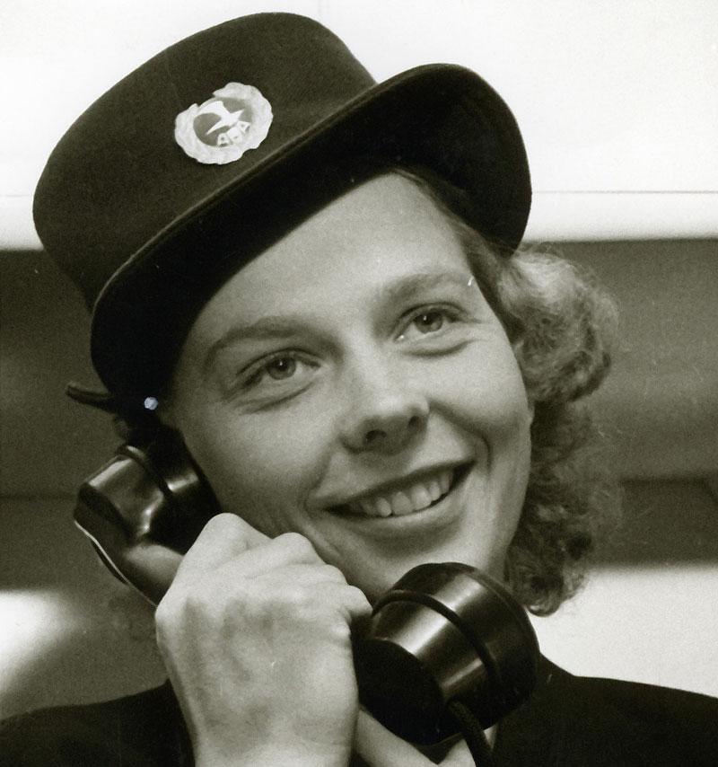 Kvinnlig pionjär inom serviceyrket flygvärdinna Hervor Nyman, var en av 22 unga kvinnor som bland 700 sökande fick jobb som flygvärdinna på SAS 1946. Och kanske är flygvärdinnejobbet ett servicyrkenas serviceyrke, man ber om folka skräp, och tackar för det – med ett leende.
