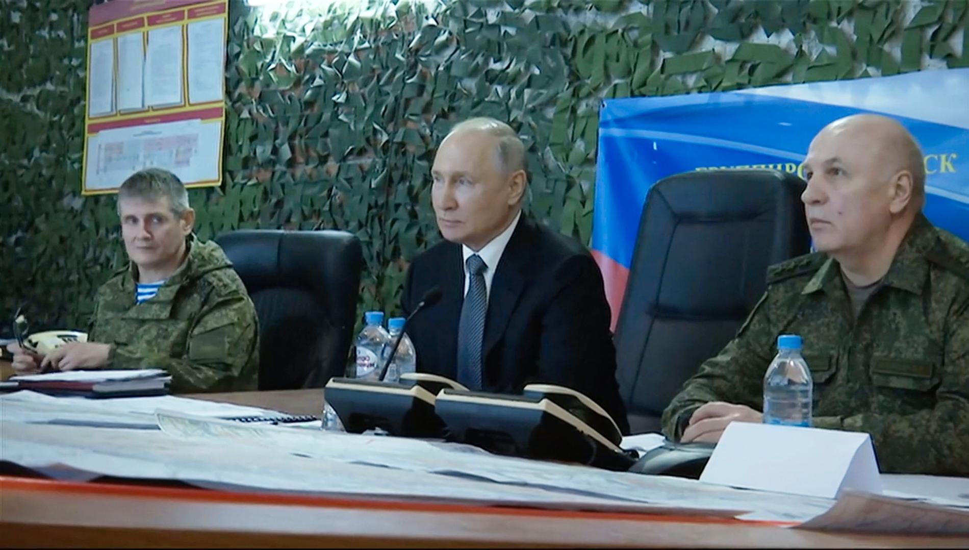 Enligt Kreml visar bilden Vladimir Putins besök på Rysslands militärhögkvarter i Chersonregionen den 18 april.
