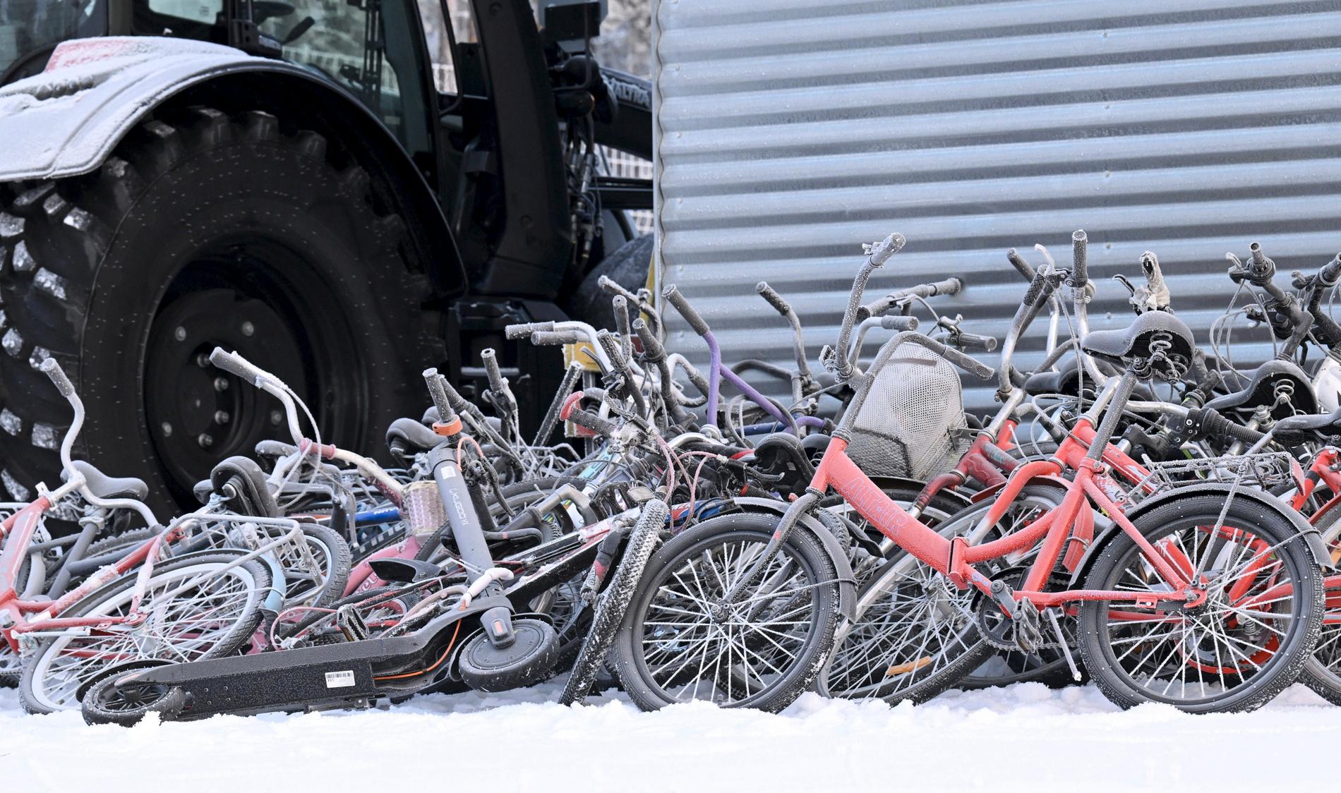Övergivna cyklar ligger i högar vid rysk-finska gränsen i Salla i norra Finland.