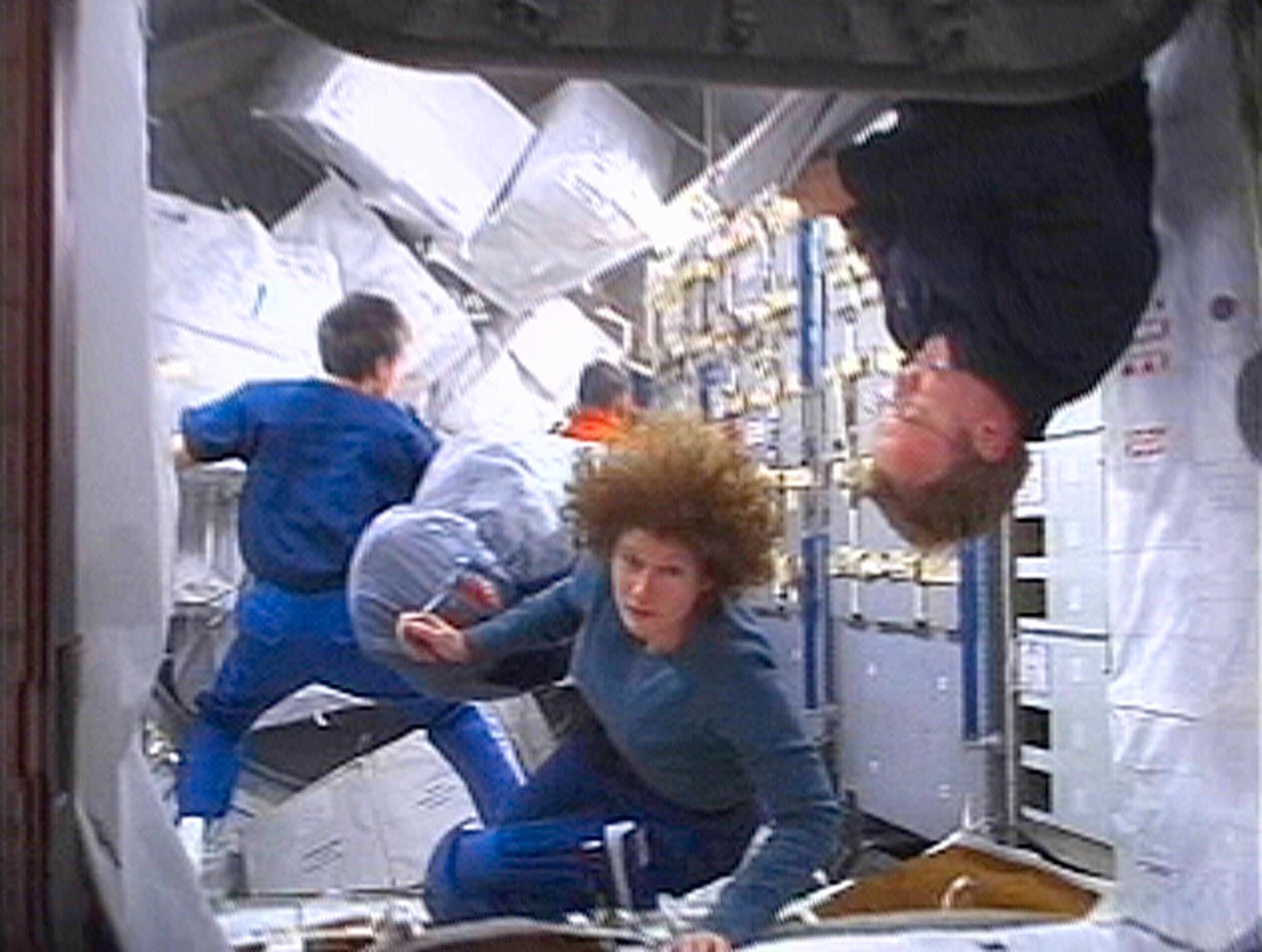 Astronauten Susan Helms från USA var 2001 den första kvinnan att ingå i besättningen på Internationella rymdstationen (ISS).