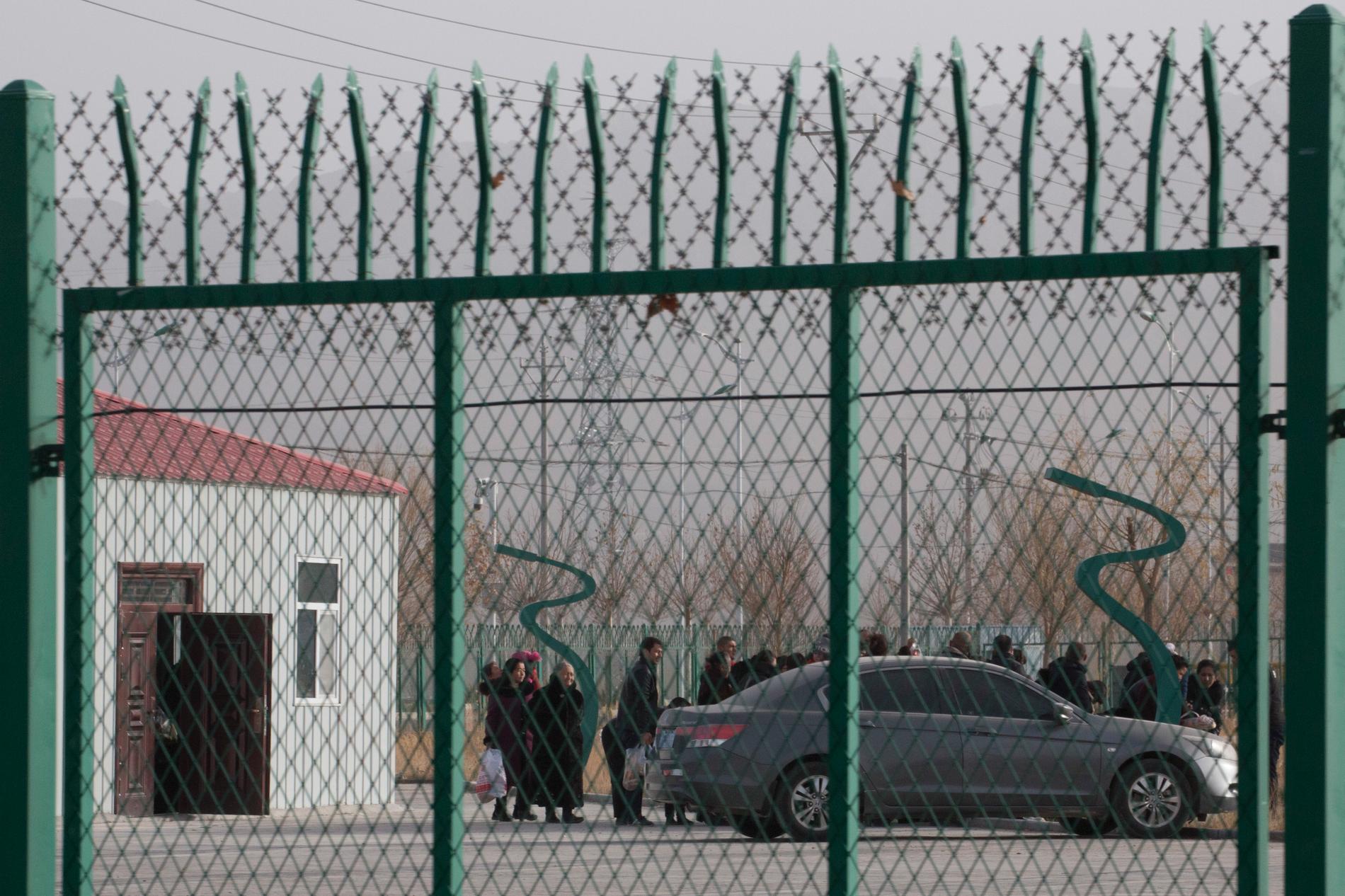 Intagna vid ett av Kinas läger i Atush, i Xinjiangregionen, i december förra året. Arkivbild.
