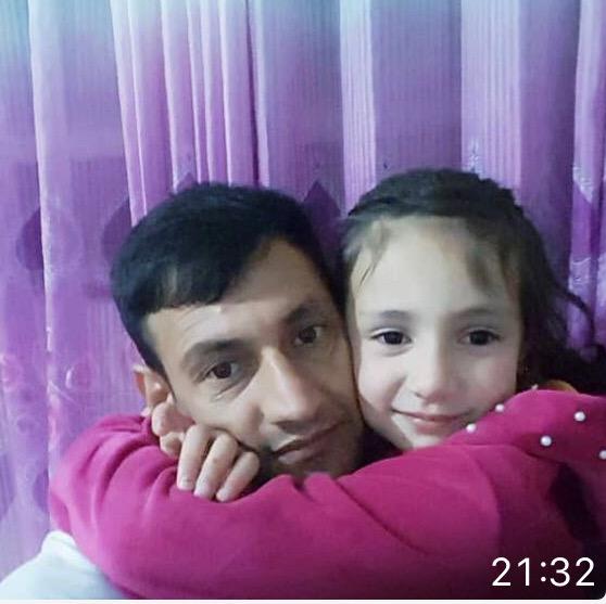 Efter fem år på flykt kan Shabir äntligen krama dottern Sahar, 7.