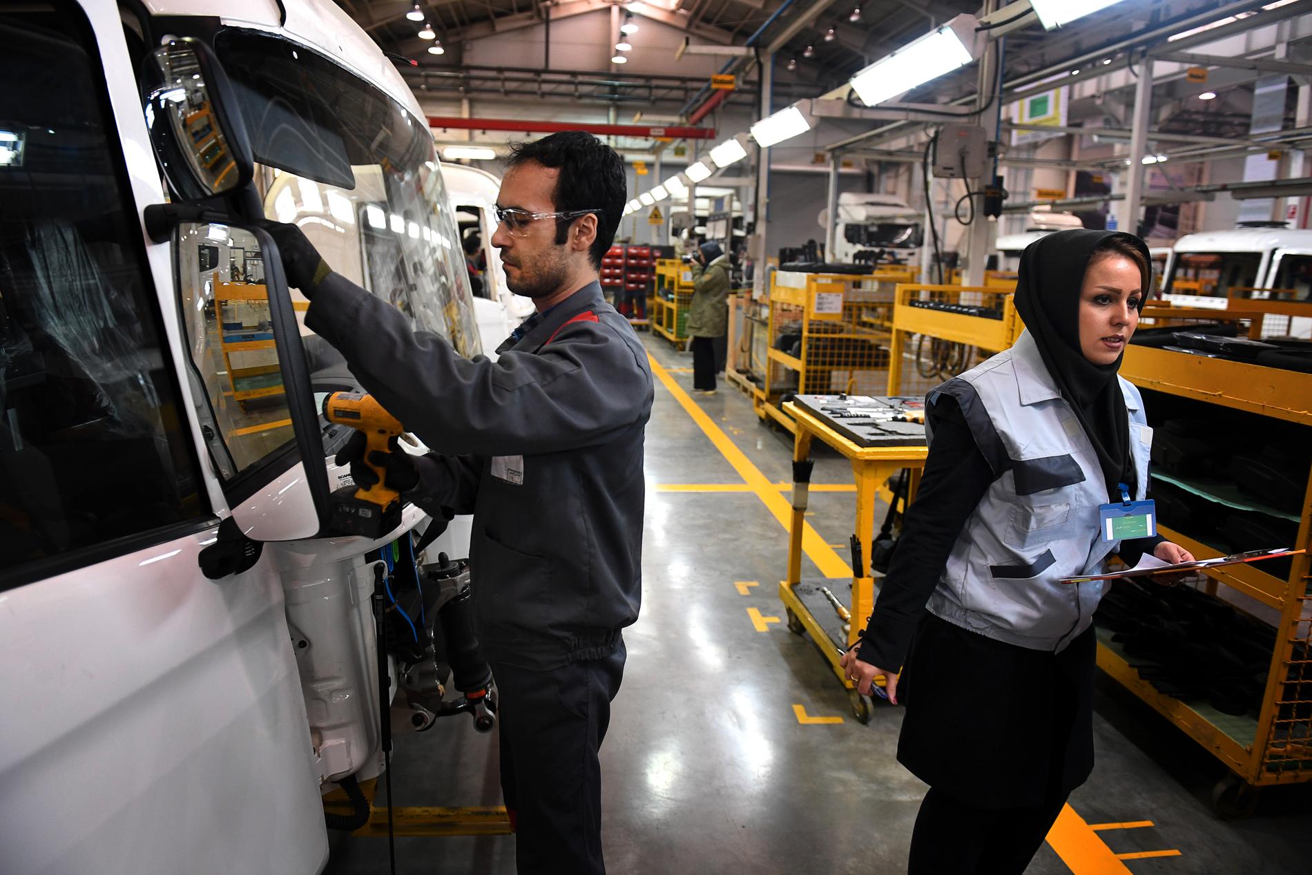 Personal på Scaniafabriken utanför Teheran.